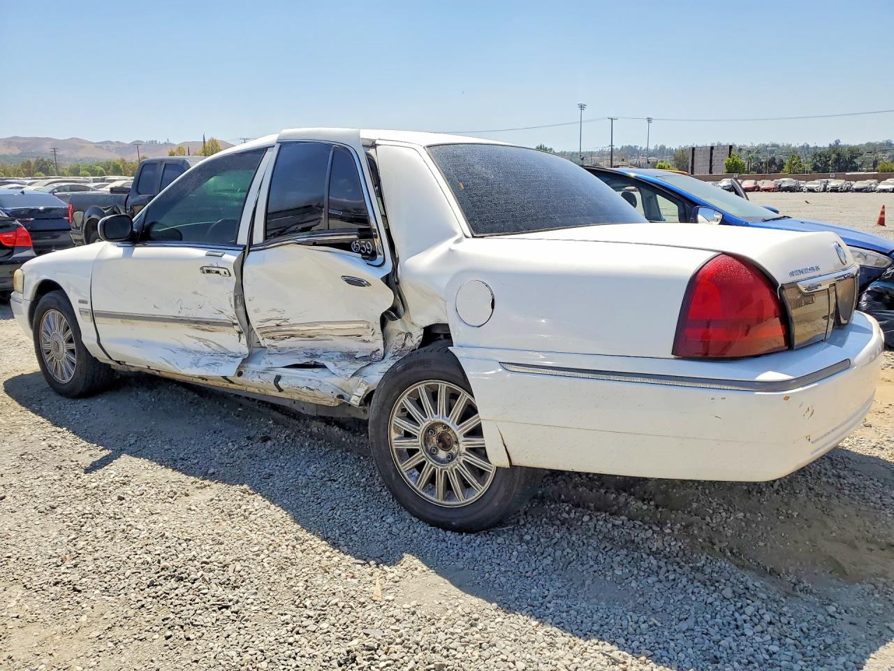 2010 Mercury Grand Marquis Ls White vin: 2MEBM7FV1AX632564