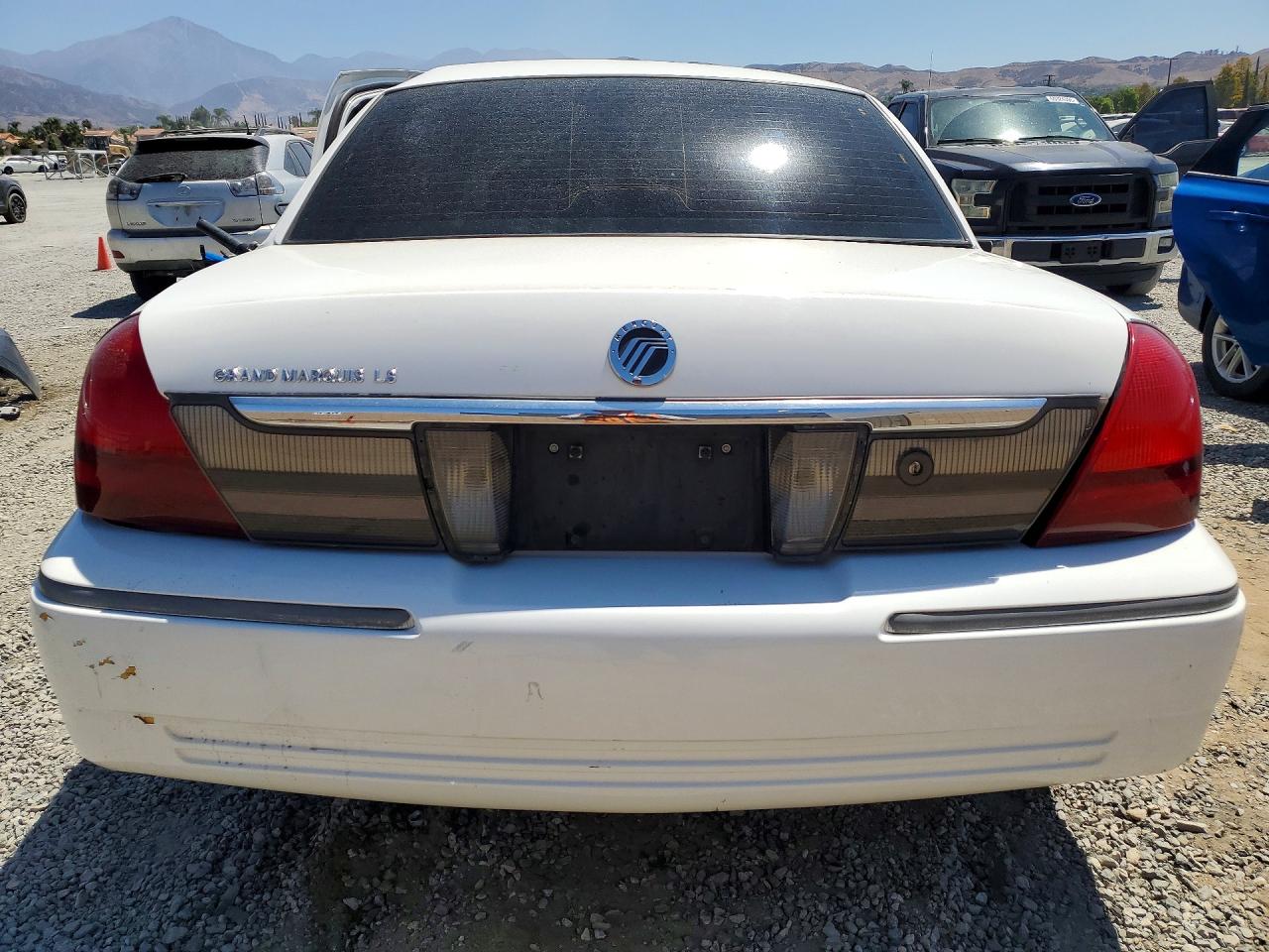 2010 Mercury Grand Marquis Ls White vin: 2MEBM7FV1AX632564