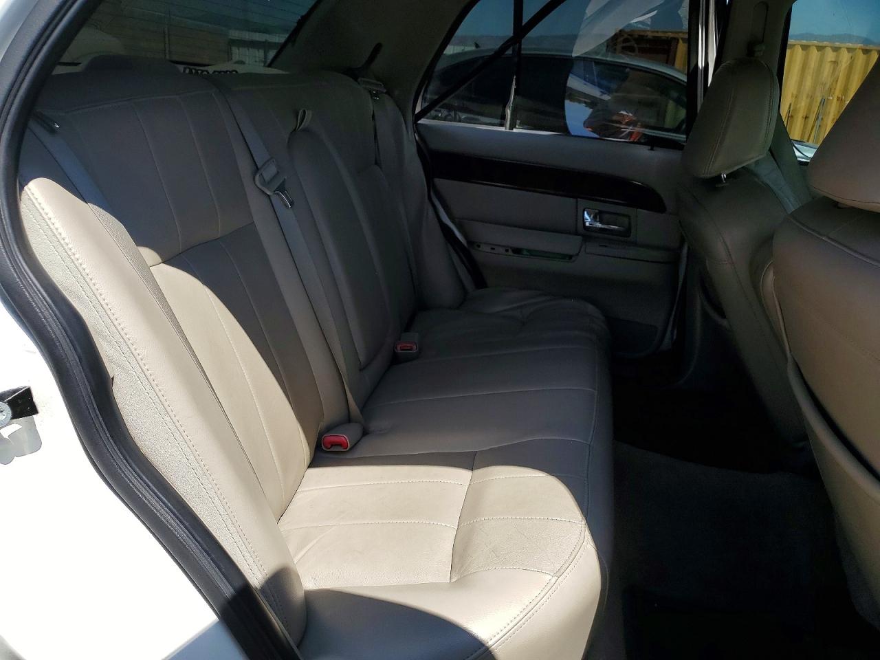 2010 Mercury Grand Marquis Ls White vin: 2MEBM7FV1AX632564