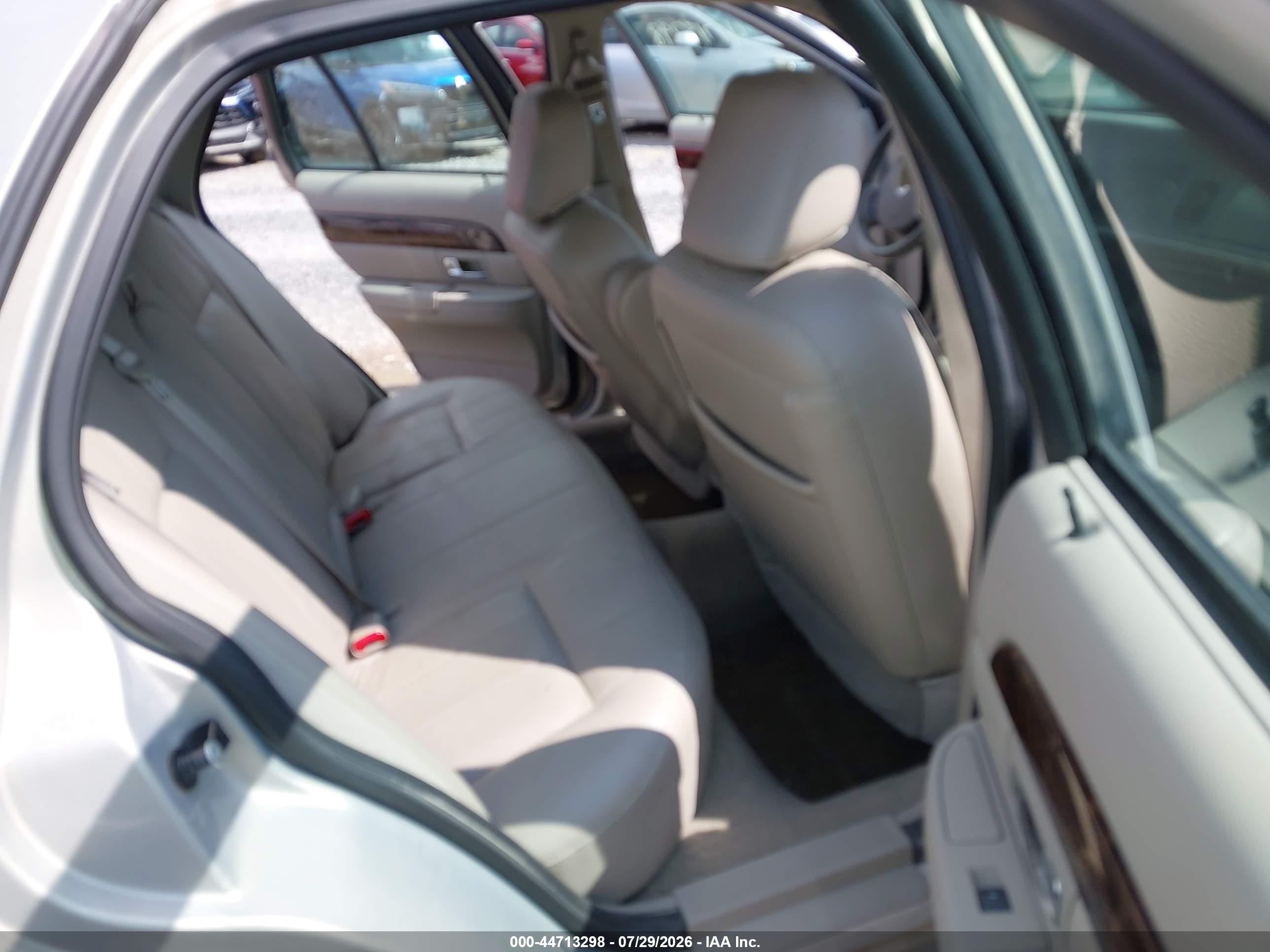 2010 Mercury Grand Marquis Ls (fleet Only) Серебряный vin: 2MEBM7FV1AX633438
