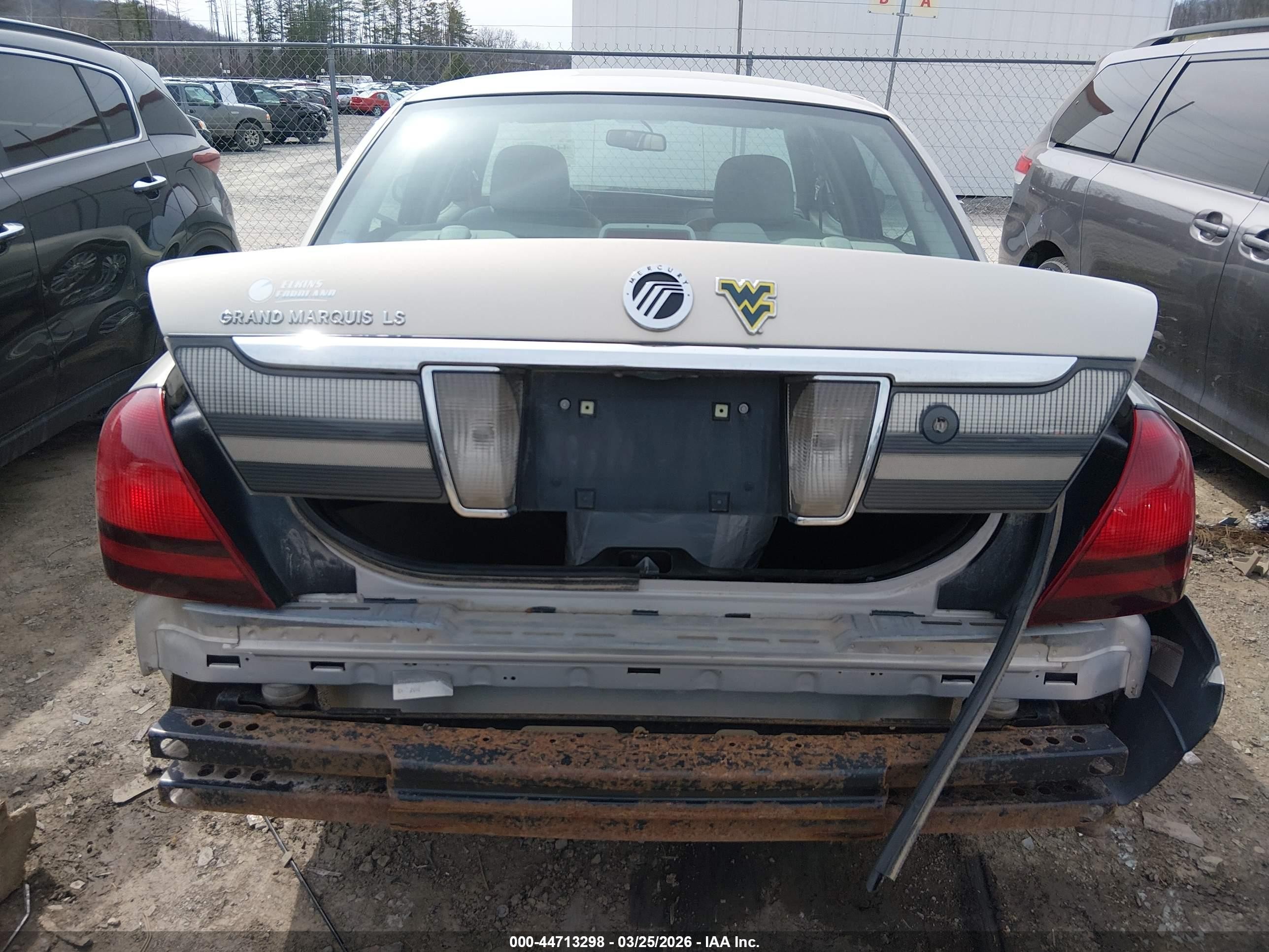 2010 Mercury Grand Marquis Ls (fleet Only) Серебряный vin: 2MEBM7FV1AX633438
