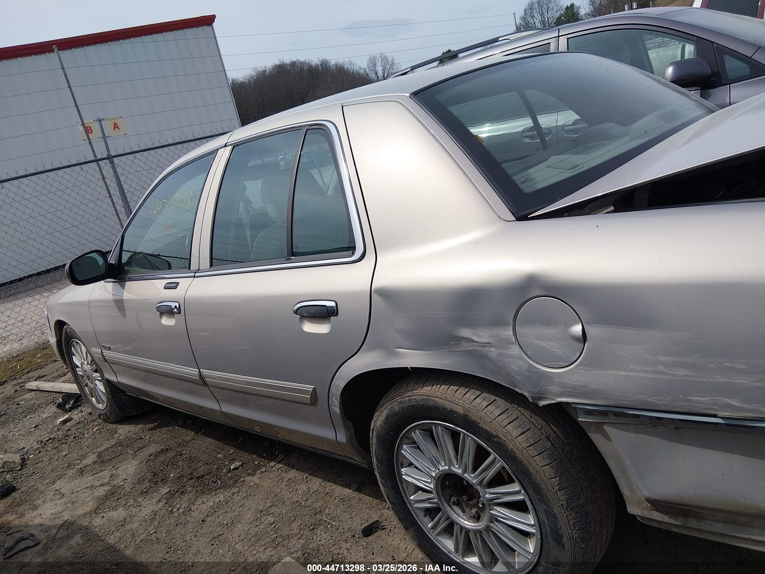 2010 Mercury Grand Marquis Ls (fleet Only) Серебряный vin: 2MEBM7FV1AX633438