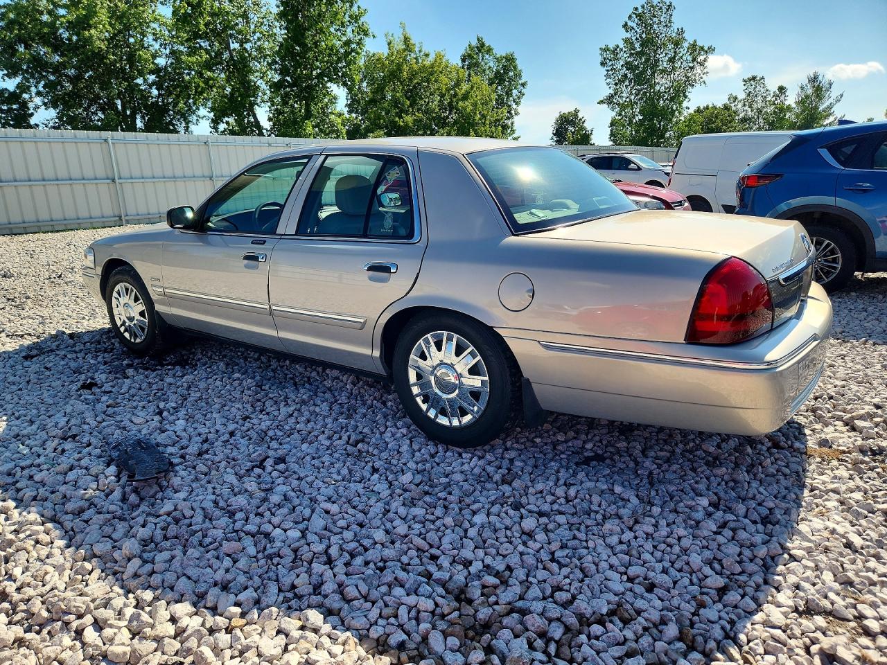 2010 Mercury Grand Marquis Ls Gold vin: 2MEBM7FV2AX630676