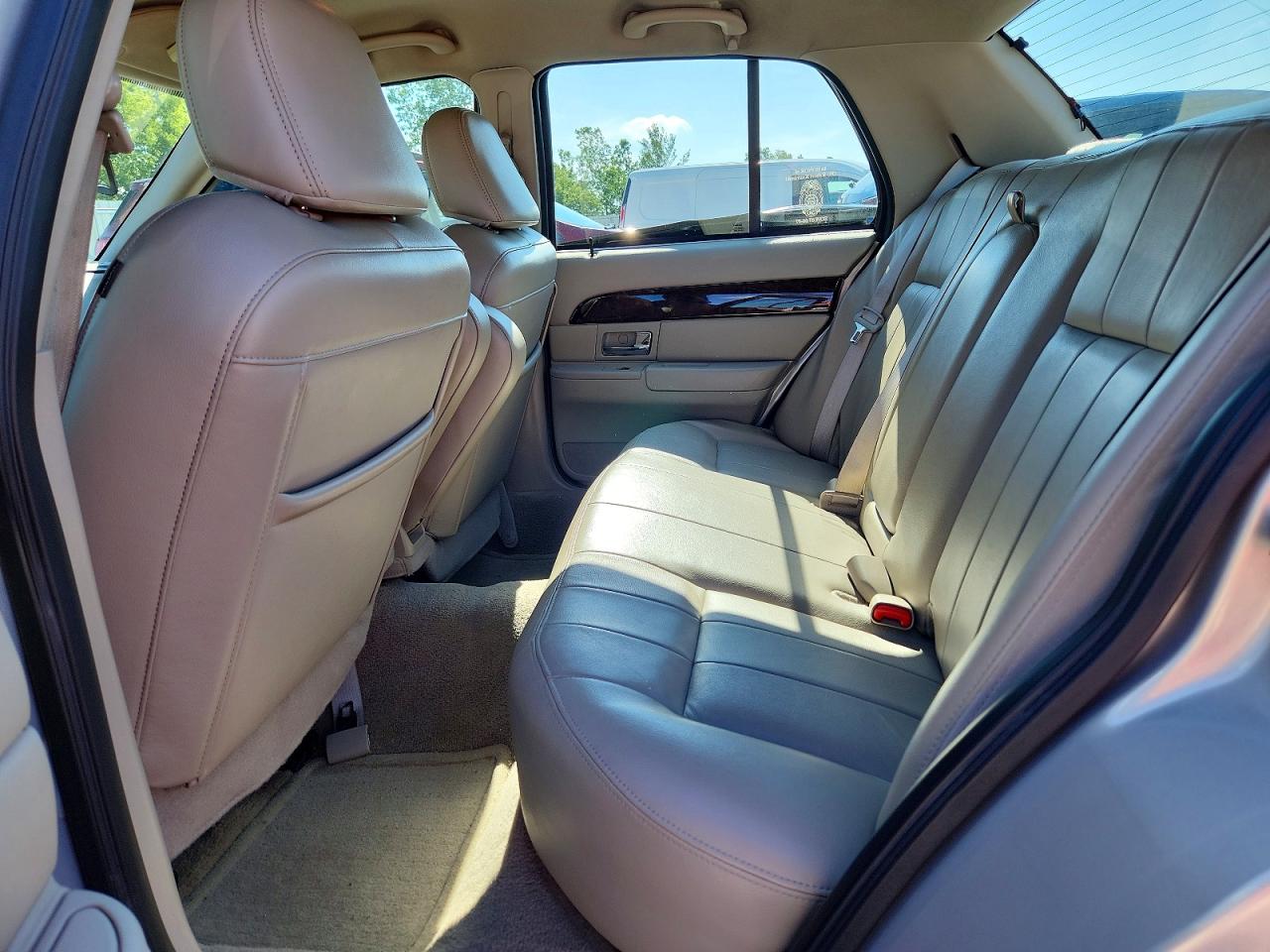 2010 Mercury Grand Marquis Ls Gold vin: 2MEBM7FV2AX630676