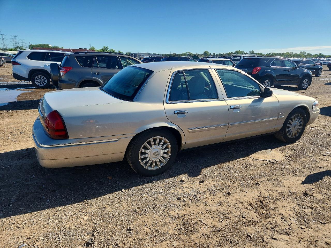 2011 Mercury Grand Marquis Ls Silver vin: 2MEBM7FV2BX610137