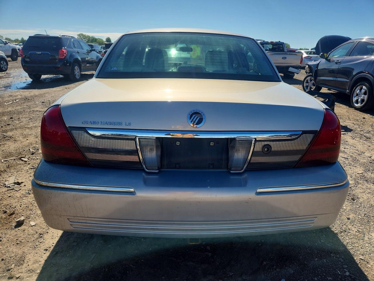 2011 Mercury Grand Marquis Ls Silver vin: 2MEBM7FV2BX610137