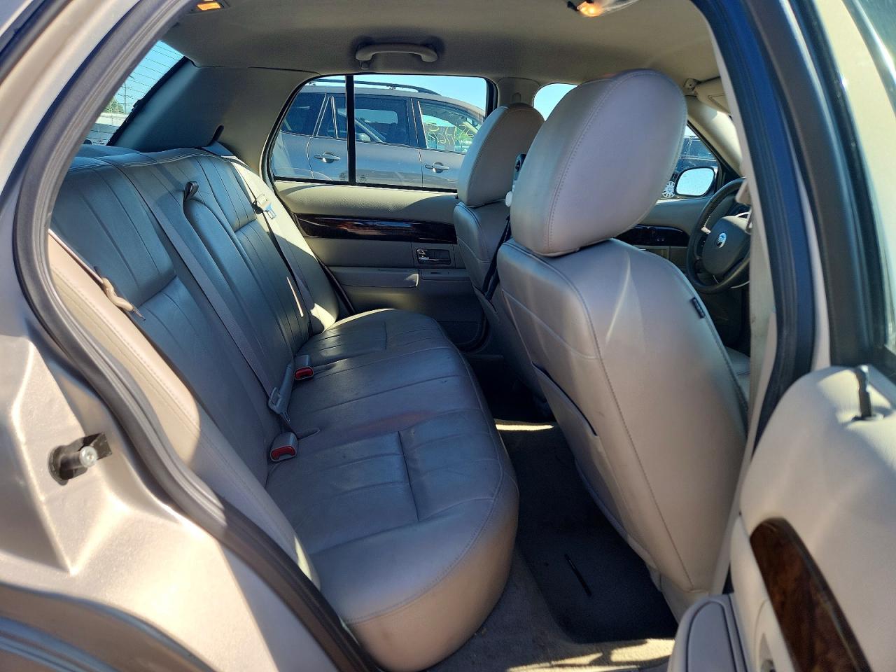 2011 Mercury Grand Marquis Ls Silver vin: 2MEBM7FV2BX610137