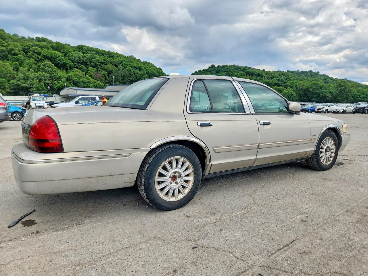 2010 Mercury Grand Marquis Ls Beige vin: 2MEBM7FV3AX628807