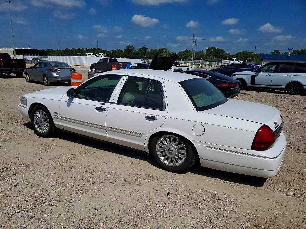 2010 Mercury Grand Marquis Ls White vin: 2MEBM7FV4AX616388