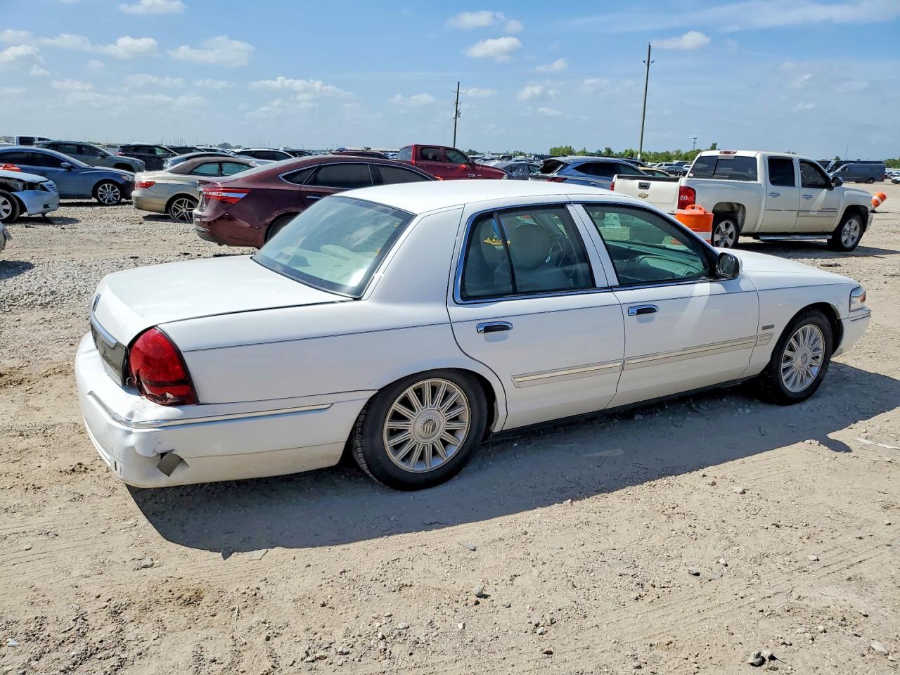 2010 Mercury Grand Marquis Ls White vin: 2MEBM7FV4AX616388