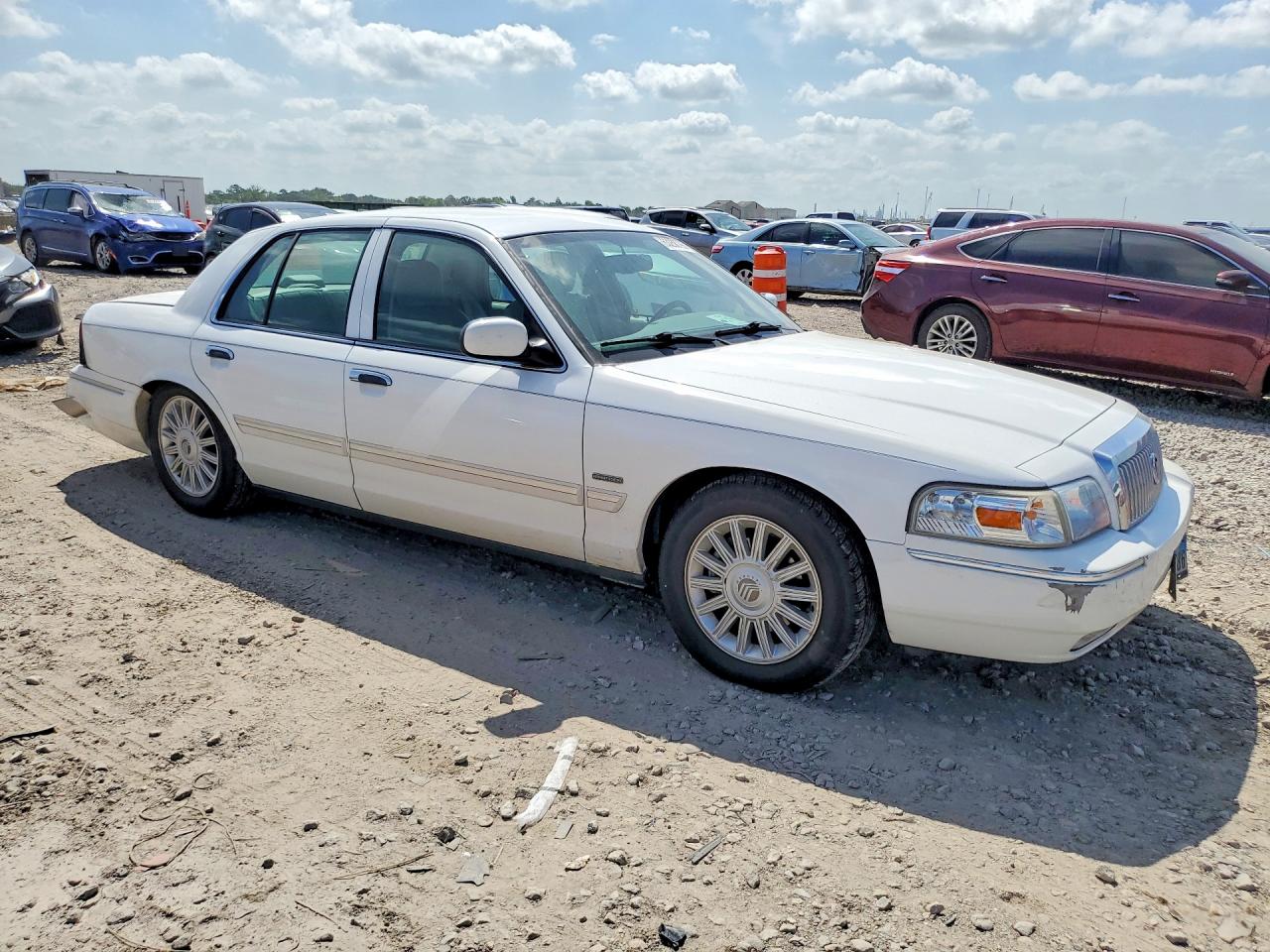 2010 Mercury Grand Marquis Ls White vin: 2MEBM7FV4AX616388