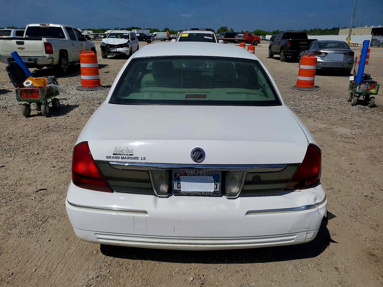 2010 Mercury Grand Marquis Ls White vin: 2MEBM7FV4AX616388