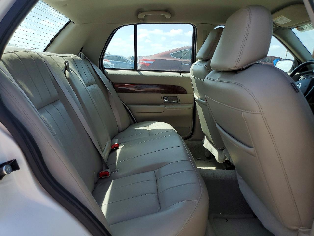 2010 Mercury Grand Marquis Ls White vin: 2MEBM7FV4AX616388