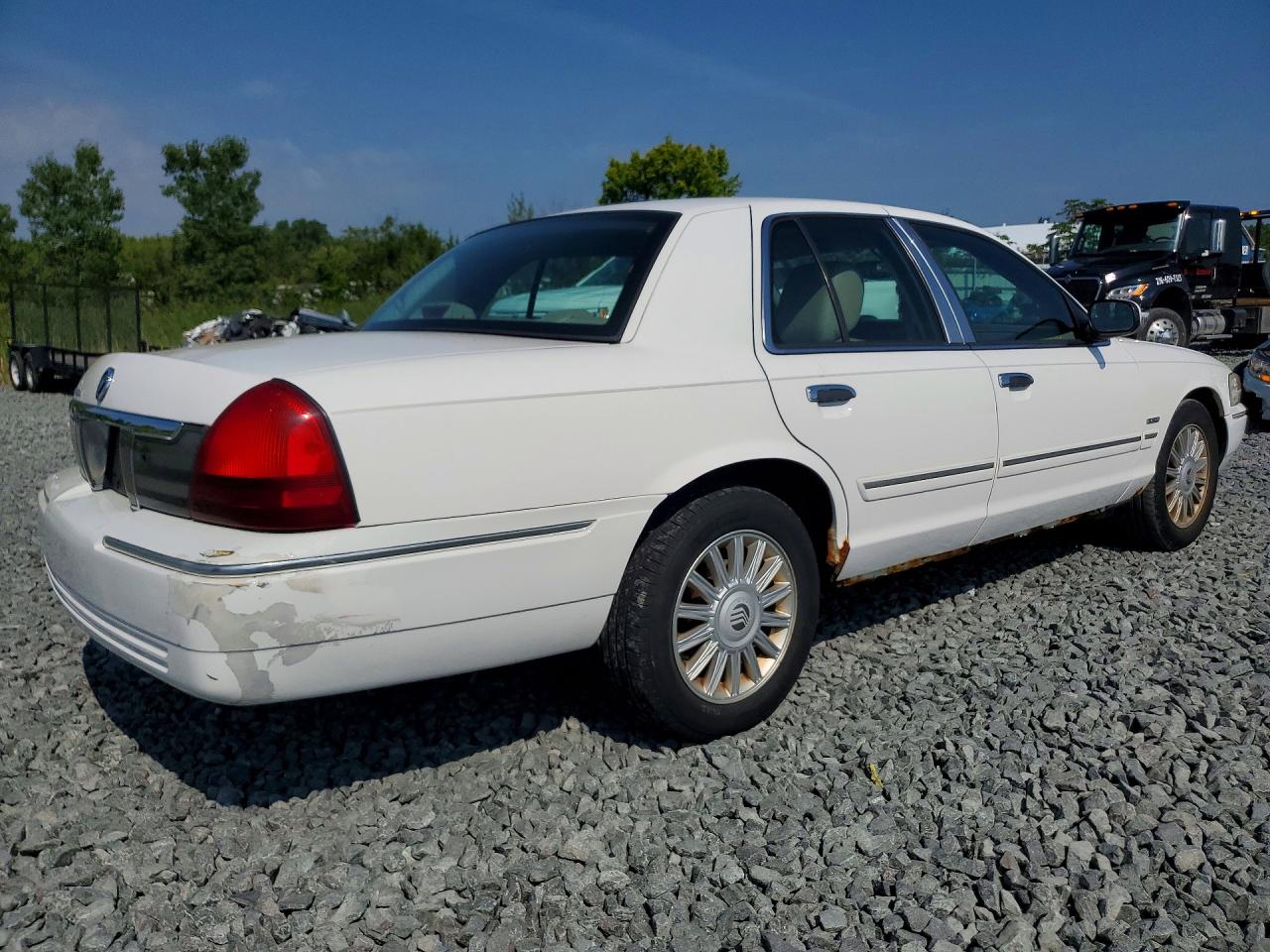 2011 Mercury Grand Marquis Ls White vin: 2MEBM7FV4BX601164