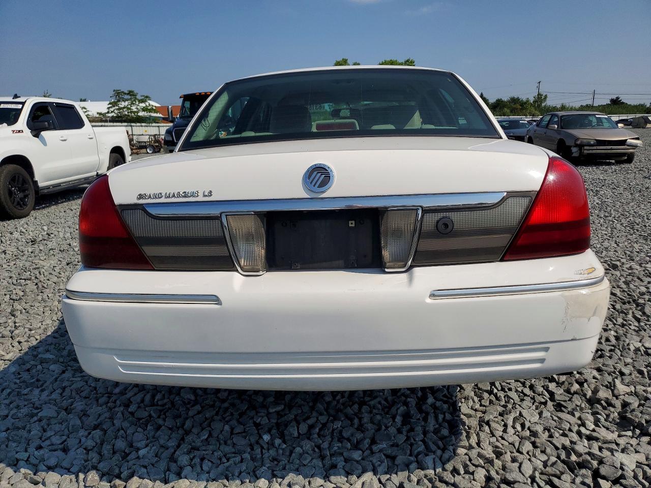 2011 Mercury Grand Marquis Ls White vin: 2MEBM7FV4BX601164