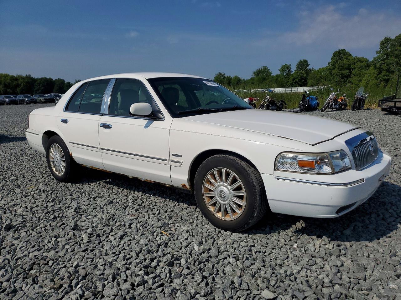2011 Mercury Grand Marquis Ls White vin: 2MEBM7FV4BX601164
