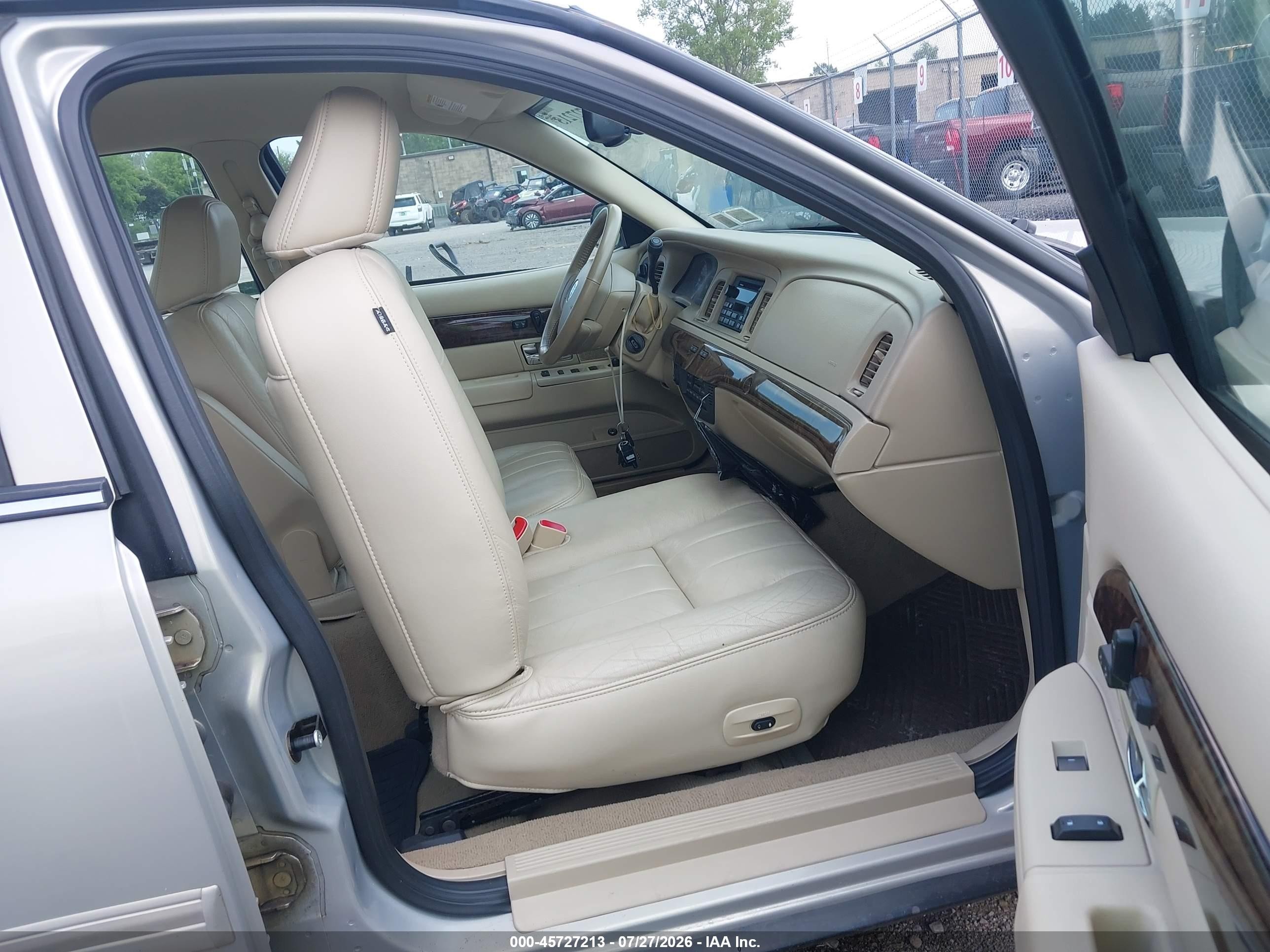 2010 Mercury Grand Marquis Ls (fleet Only) Champagne vin: 2MEBM7FV5AX637704