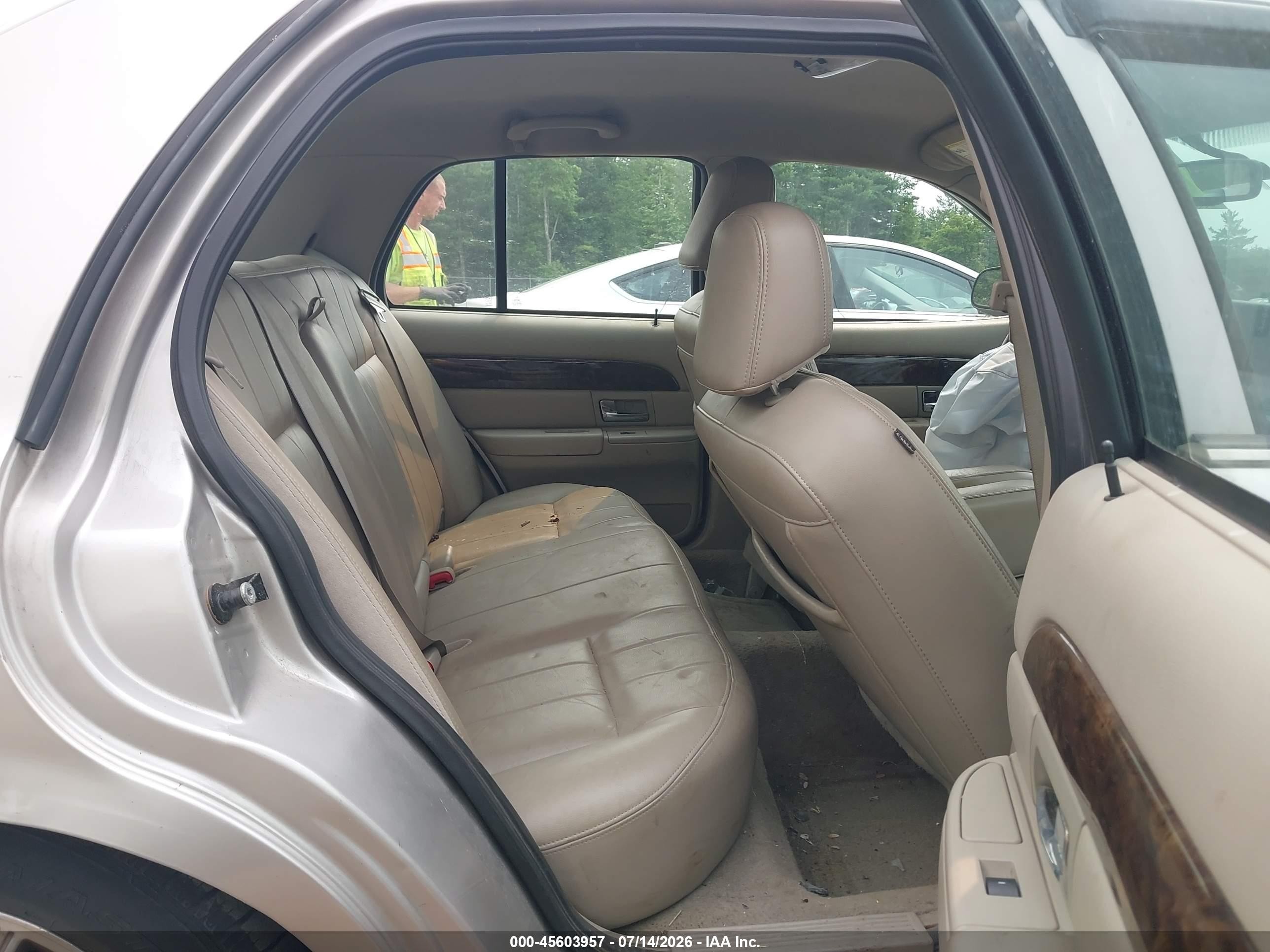 2010 Mercury Grand Marquis Ls (fleet Only) Silver vin: 2MEBM7FV6AX636951