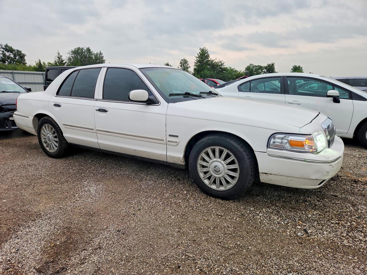 2011 Mercury Grand Marquis Ls Белый vin: 2MEBM7FV6BX609301