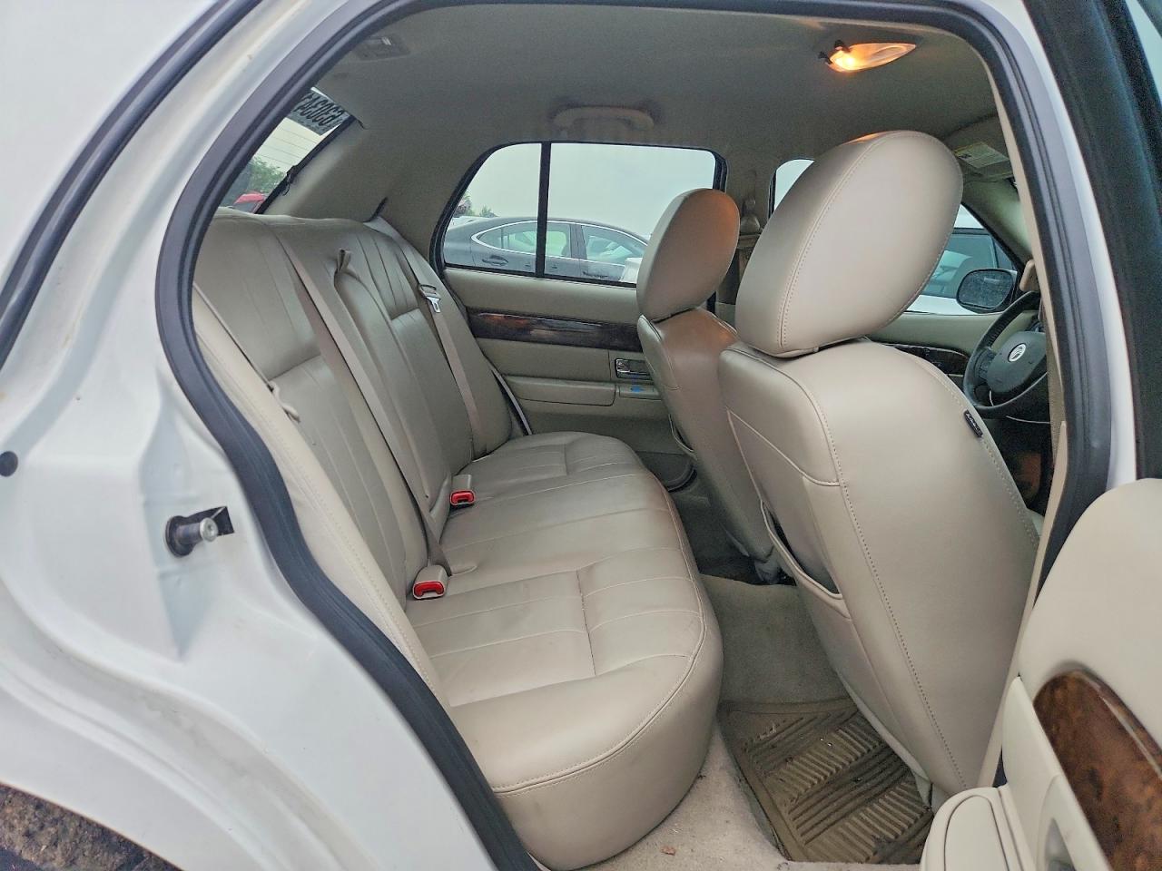2011 Mercury Grand Marquis Ls Белый vin: 2MEBM7FV6BX609301