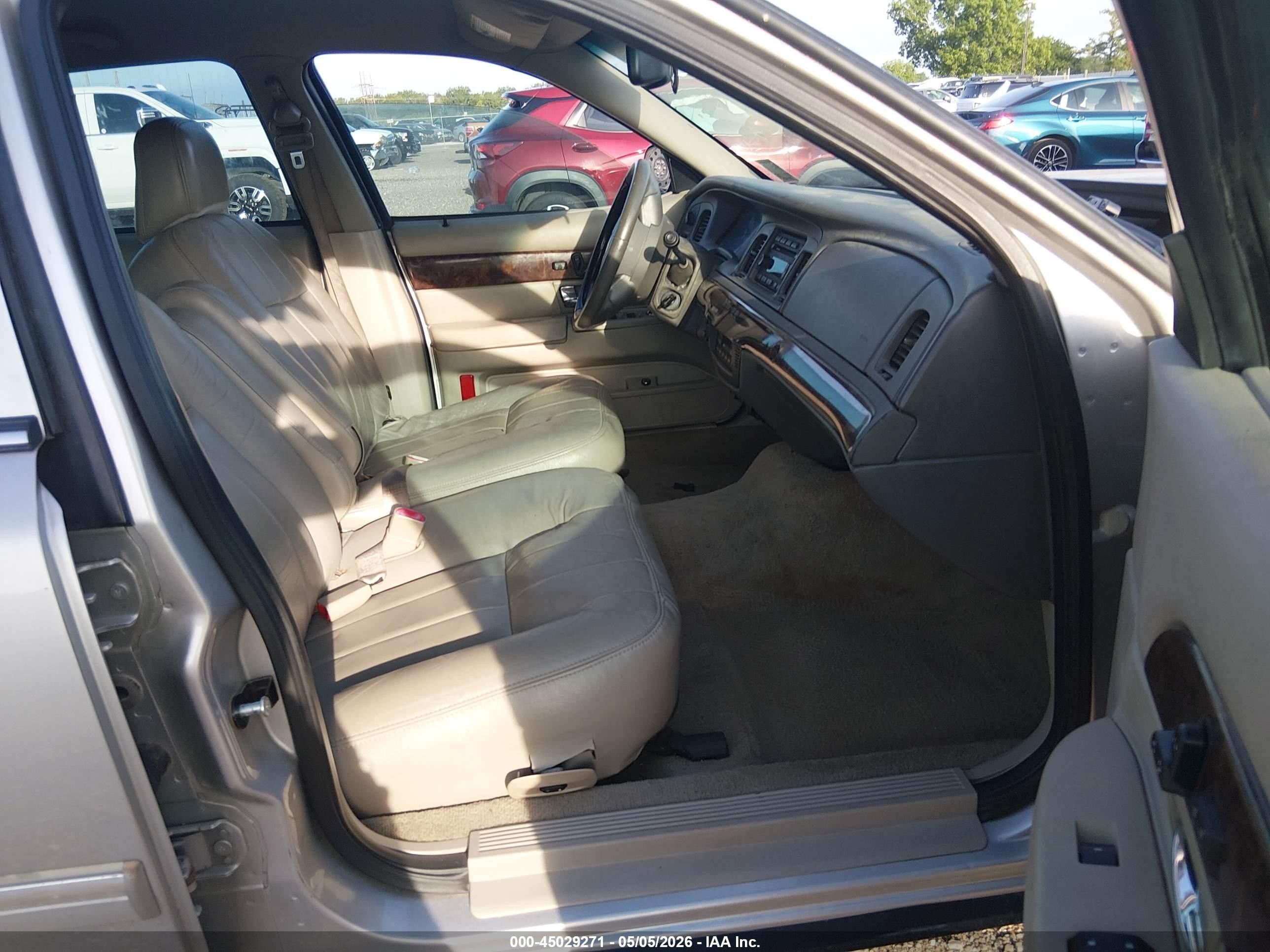 2010 Mercury Grand Marquis Ls (fleet Only) Silver vin: 2MEBM7FV7AX601013