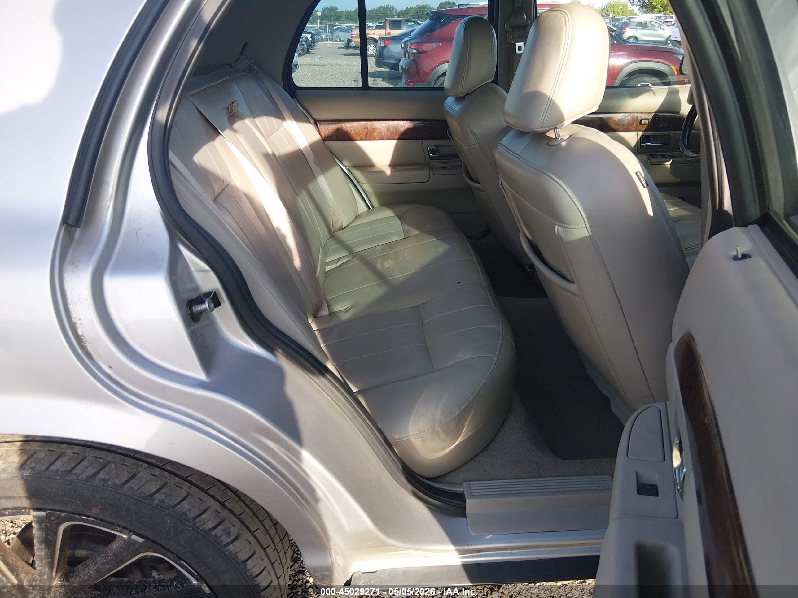 2010 Mercury Grand Marquis Ls (fleet Only) Silver vin: 2MEBM7FV7AX601013