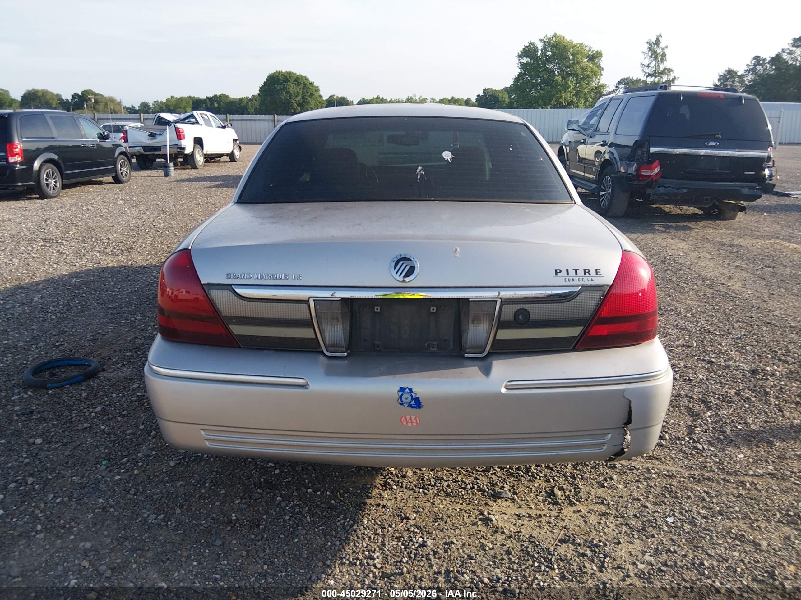 2010 Mercury Grand Marquis Ls (fleet Only) Silver vin: 2MEBM7FV7AX601013