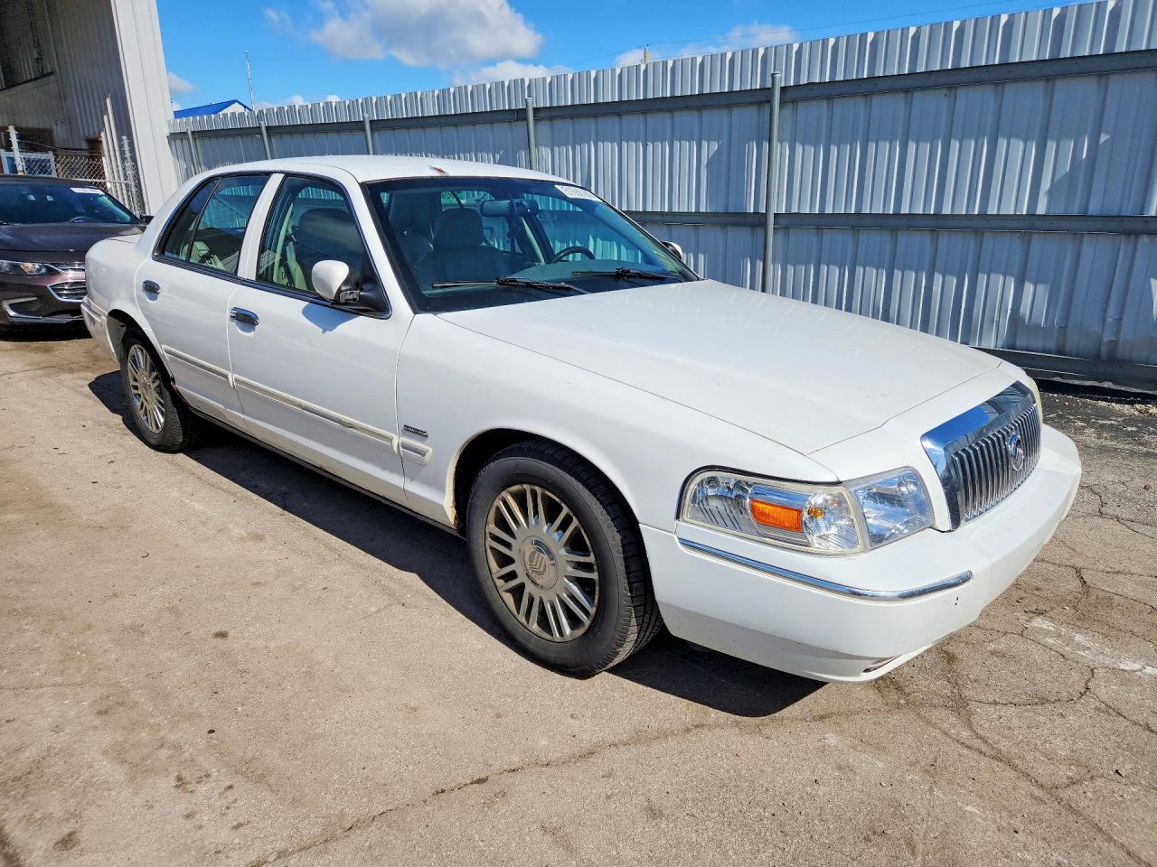 2010 Mercury Grand Marquis Ls White vin: 2MEBM7FV7AX601772