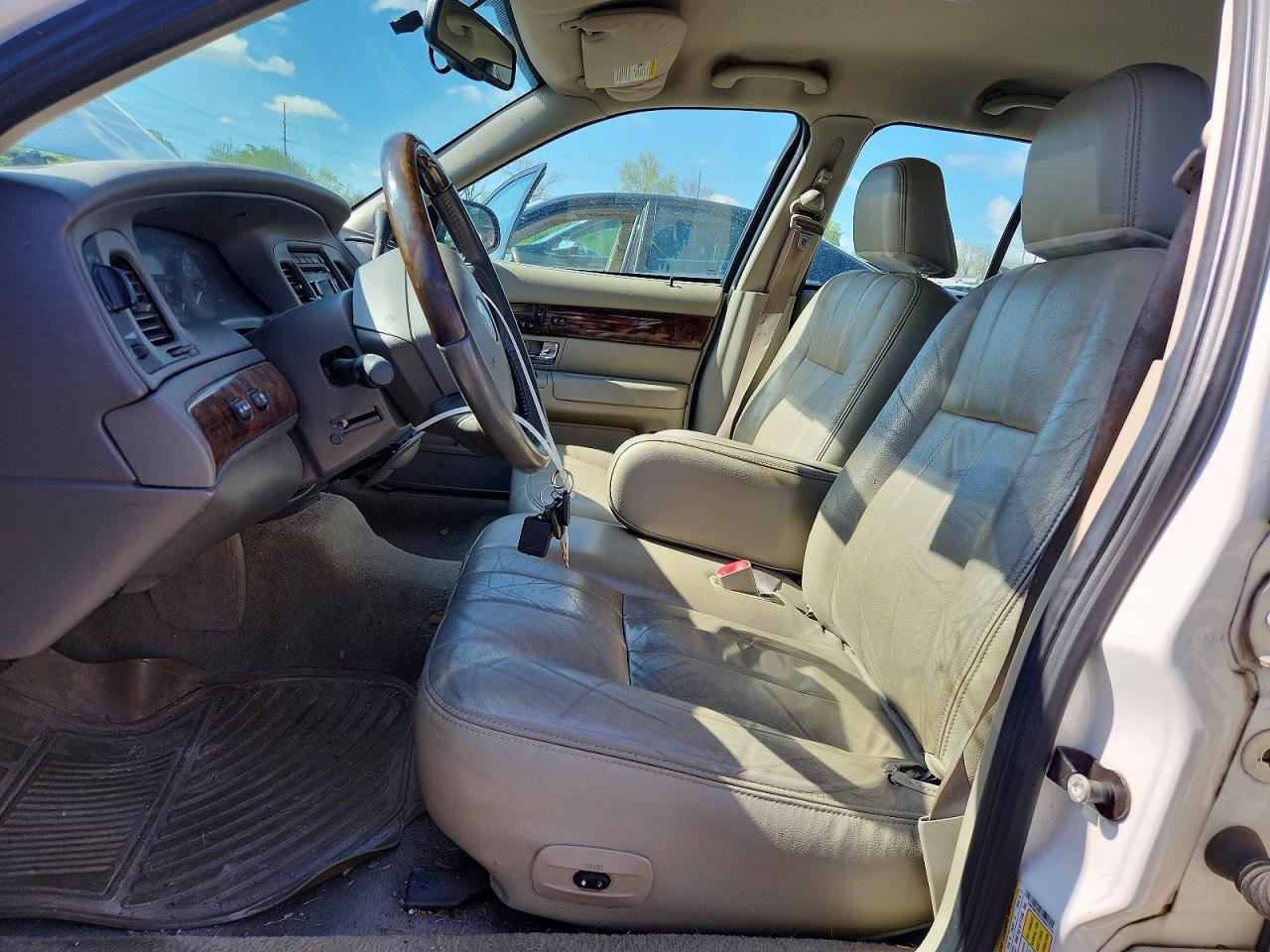 2010 Mercury Grand Marquis Ls White vin: 2MEBM7FV7AX601772