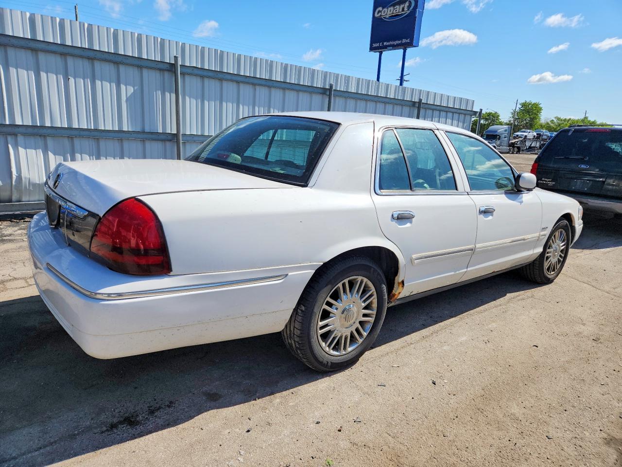 2010 Mercury Grand Marquis Ls White vin: 2MEBM7FV7AX601772