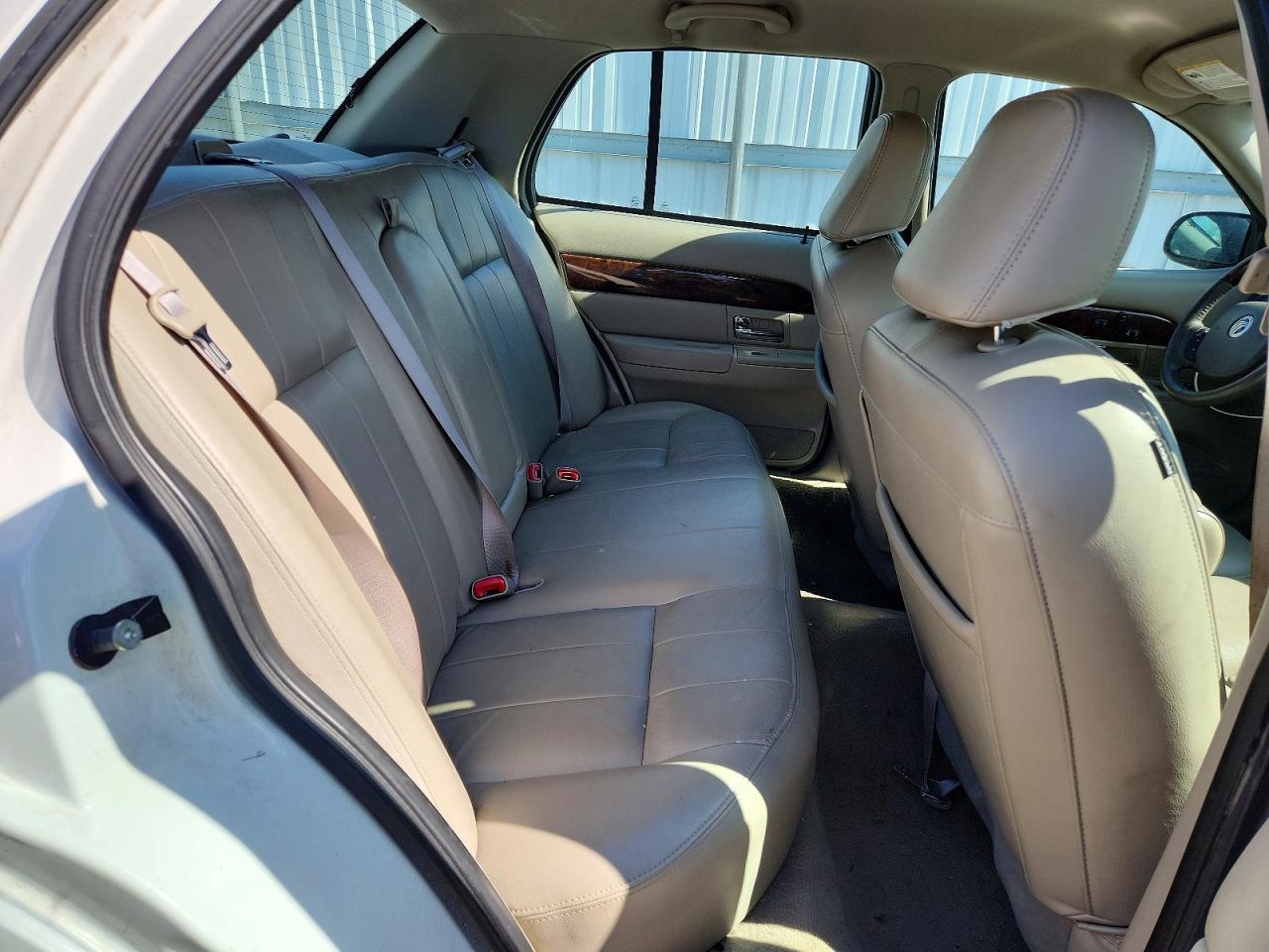 2010 Mercury Grand Marquis Ls White vin: 2MEBM7FV7AX601772