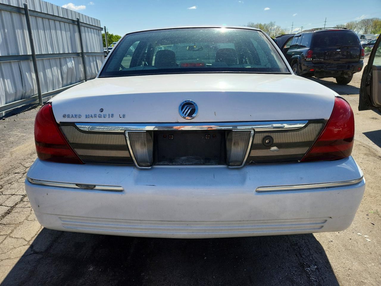 2010 Mercury Grand Marquis Ls White vin: 2MEBM7FV7AX601772