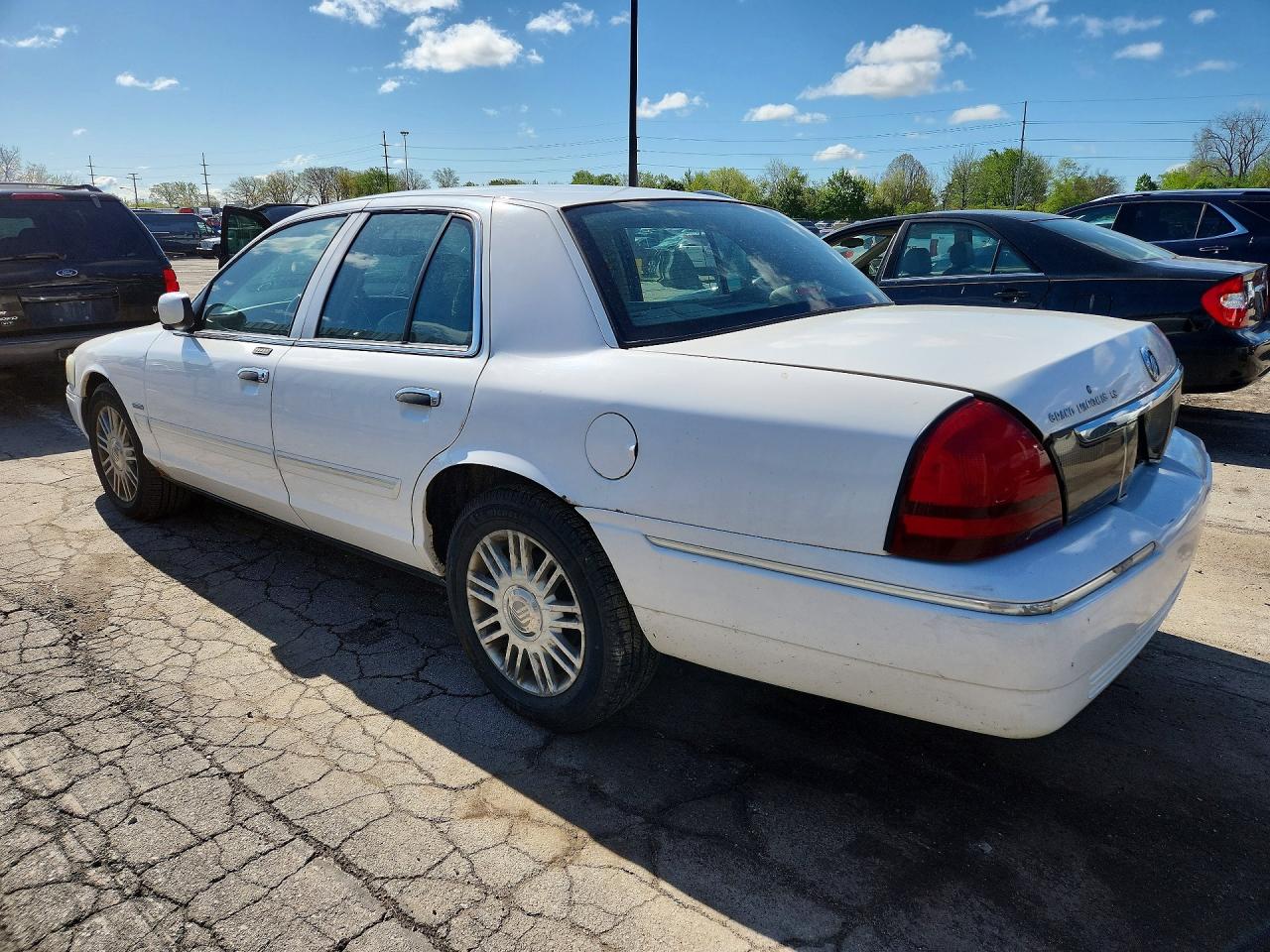 2010 Mercury Grand Marquis Ls White vin: 2MEBM7FV7AX601772
