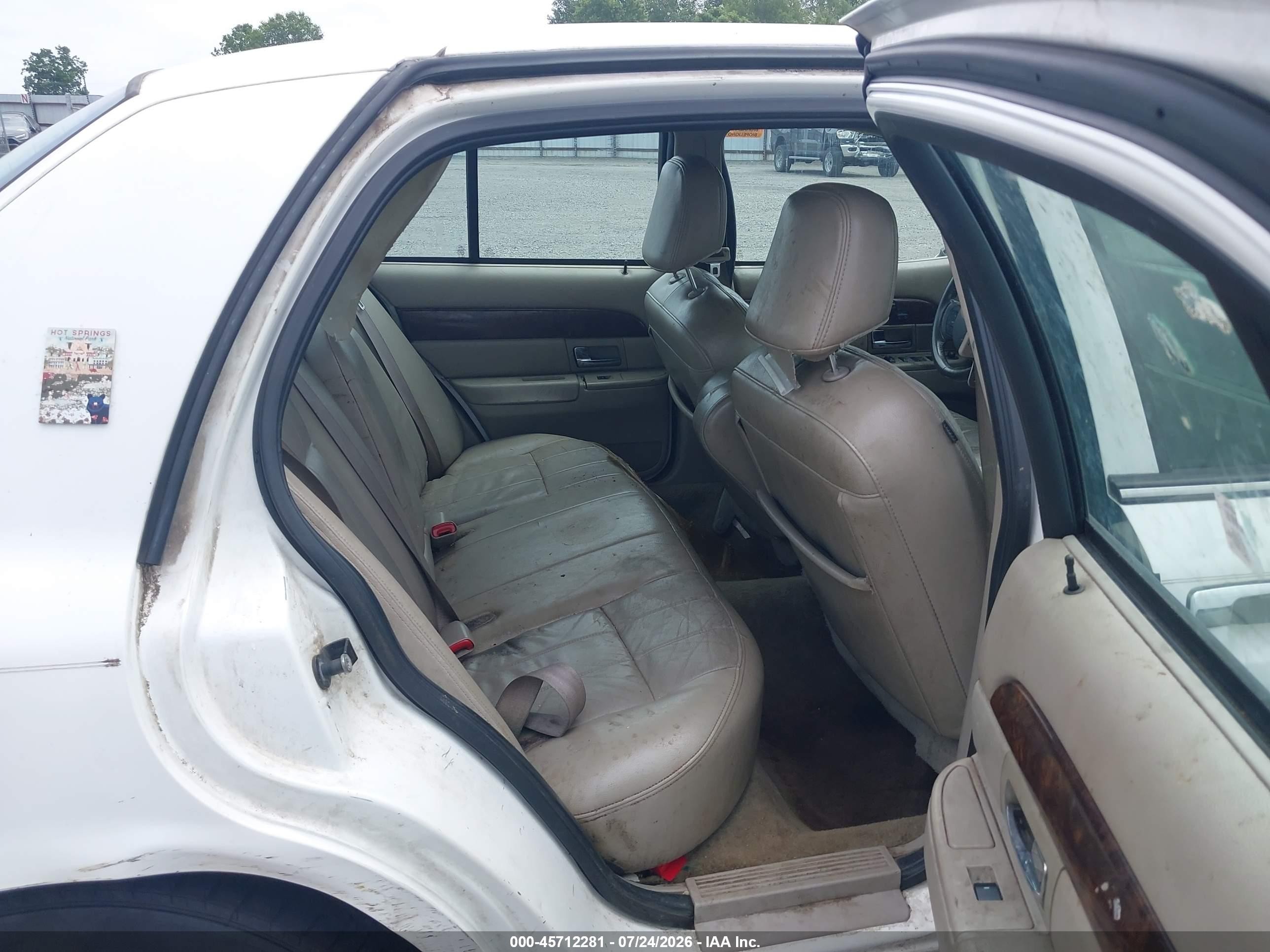 2010 Mercury Grand Marquis Ls (fleet Only) White vin: 2MEBM7FV7AX610097