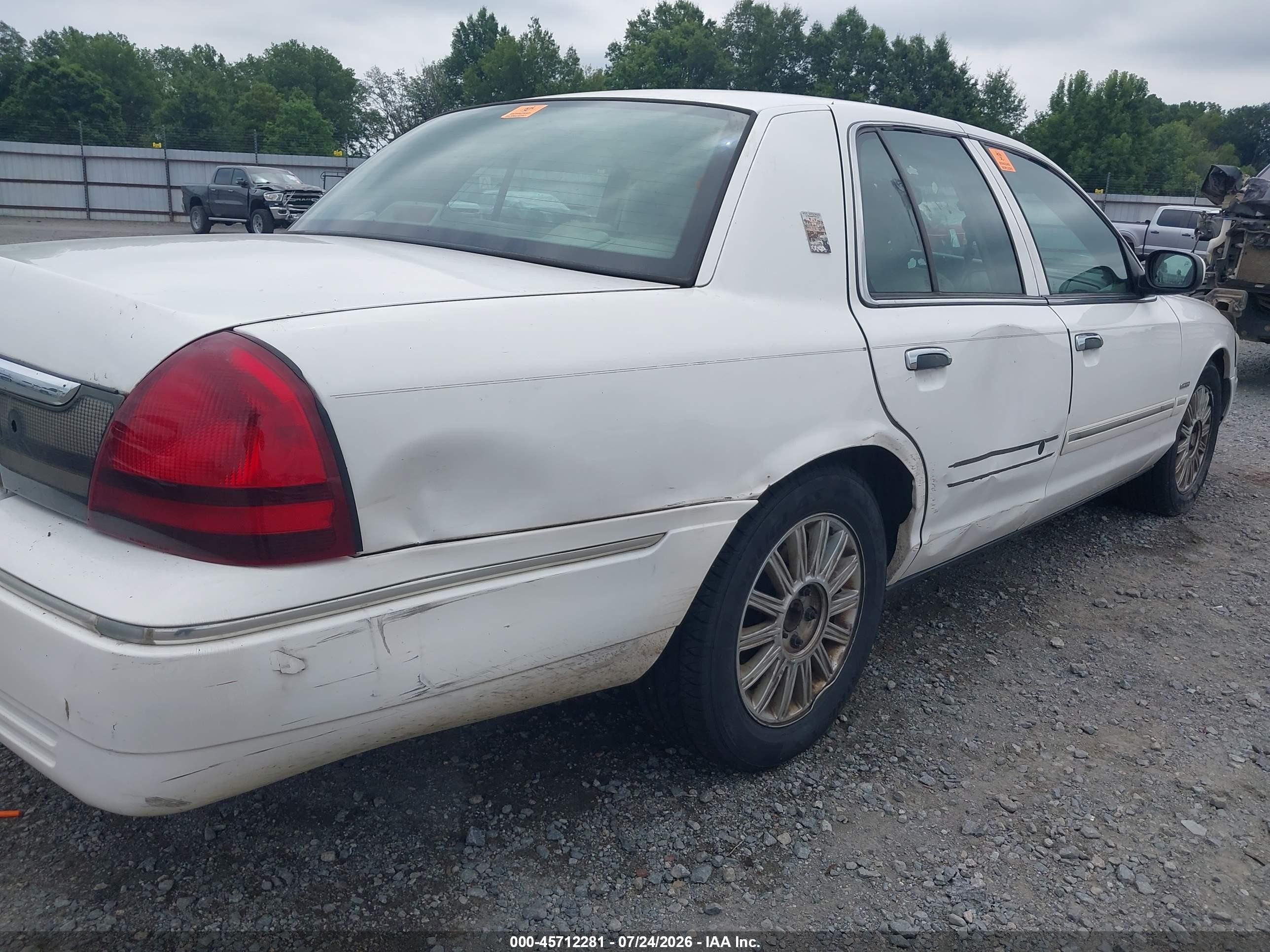 2010 Mercury Grand Marquis Ls (fleet Only) White vin: 2MEBM7FV7AX610097