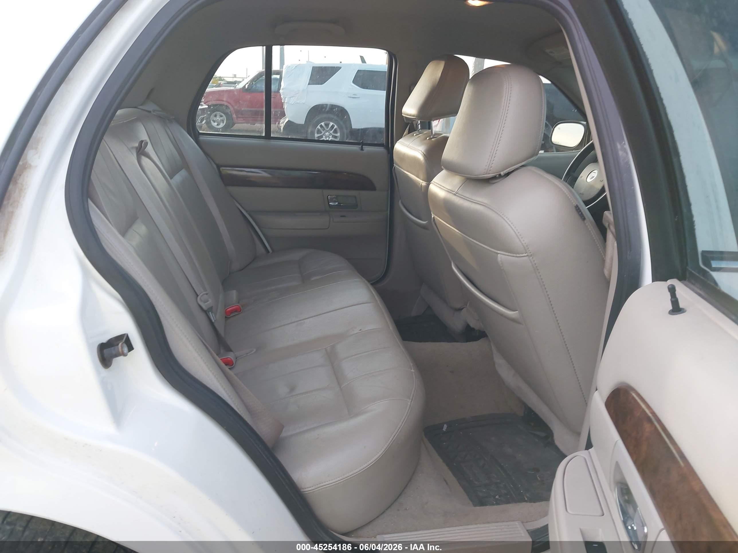 2010 Mercury Grand Marquis Ls (fleet Only) White vin: 2MEBM7FV7AX620421