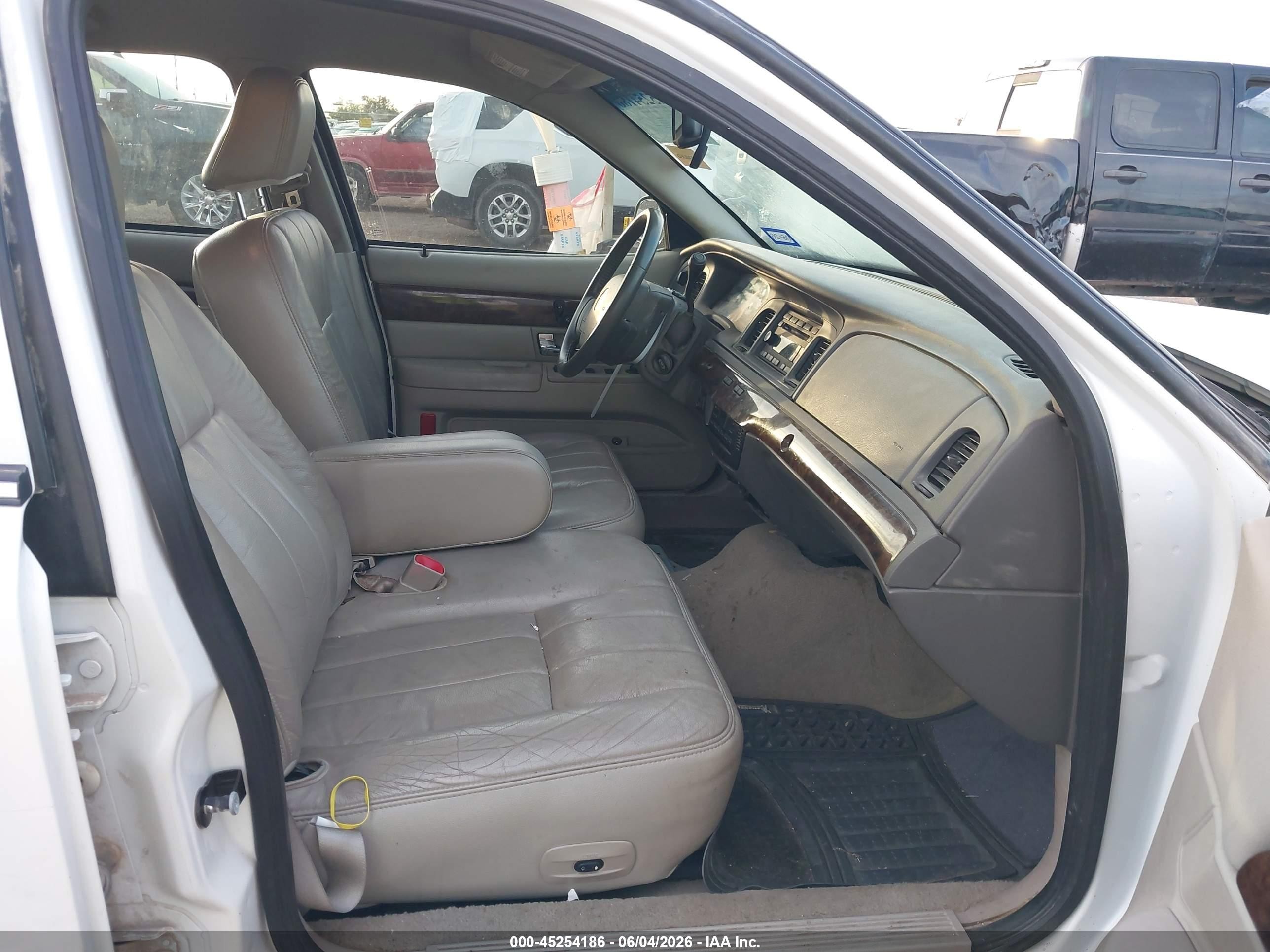 2010 Mercury Grand Marquis Ls (fleet Only) White vin: 2MEBM7FV7AX620421