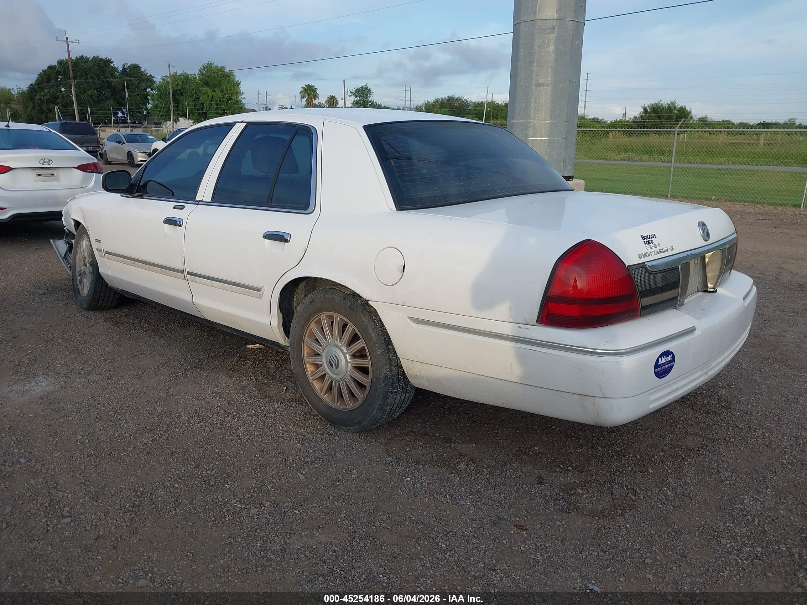 2010 Mercury Grand Marquis Ls (fleet Only) White vin: 2MEBM7FV7AX620421