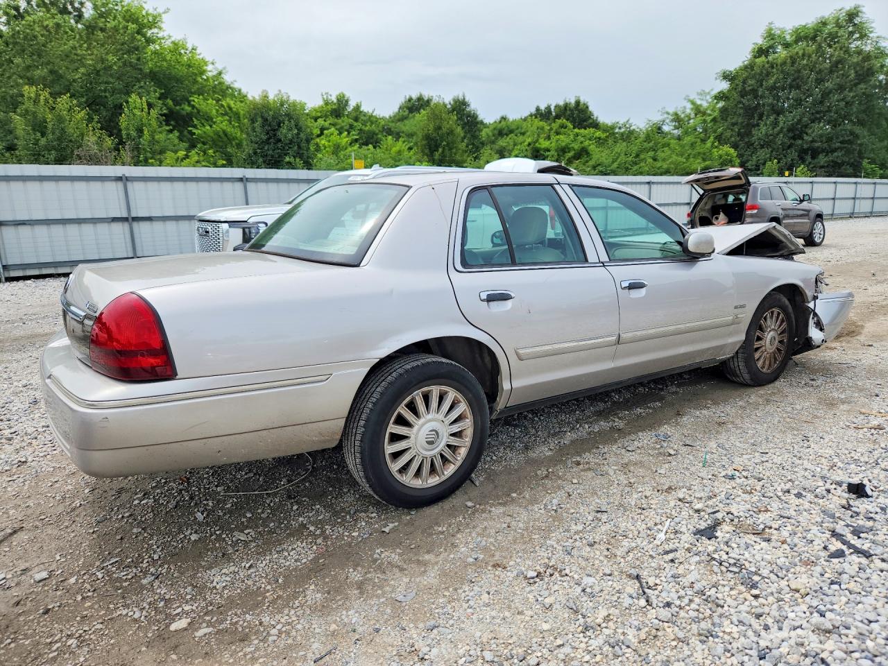 2010 Mercury Grand Marquis Ls Silver vin: 2MEBM7FV8AX612473