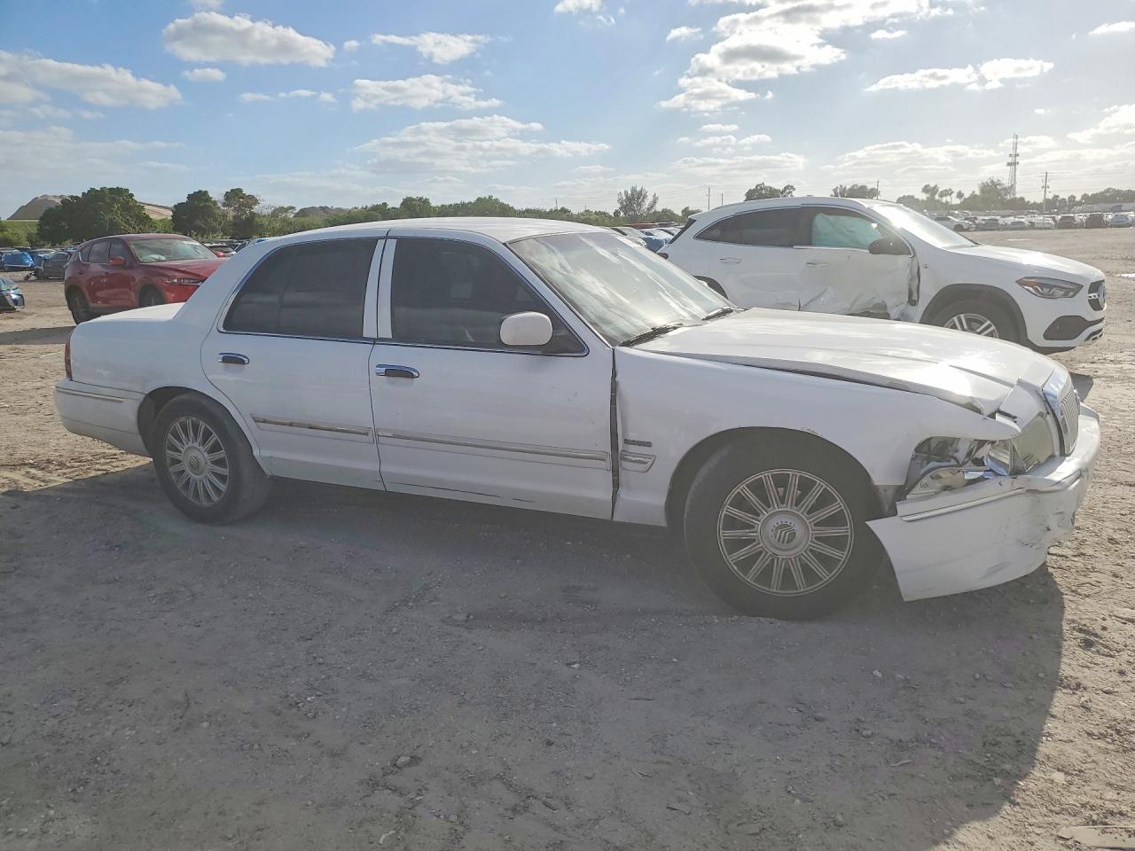 2011 Mercury Grand Marquis Ls White vin: 2MEBM7FV9BX611317