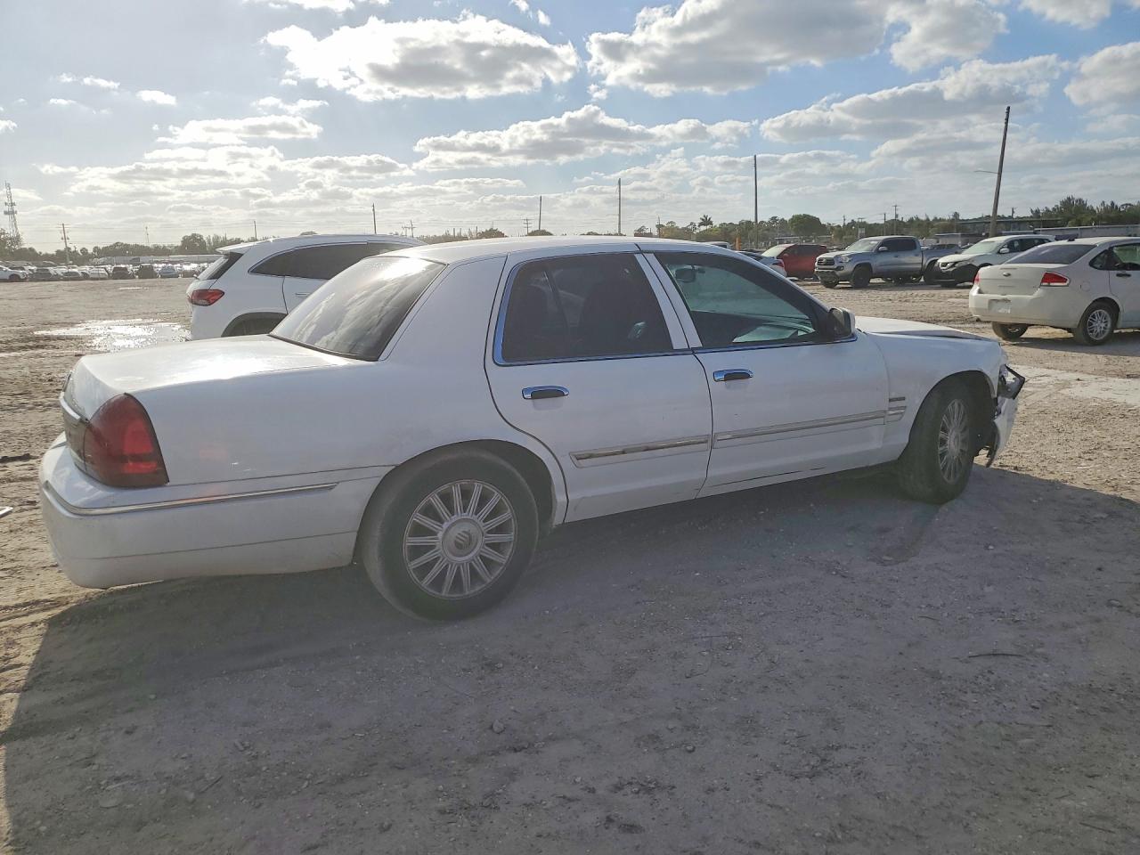 2011 Mercury Grand Marquis Ls White vin: 2MEBM7FV9BX611317