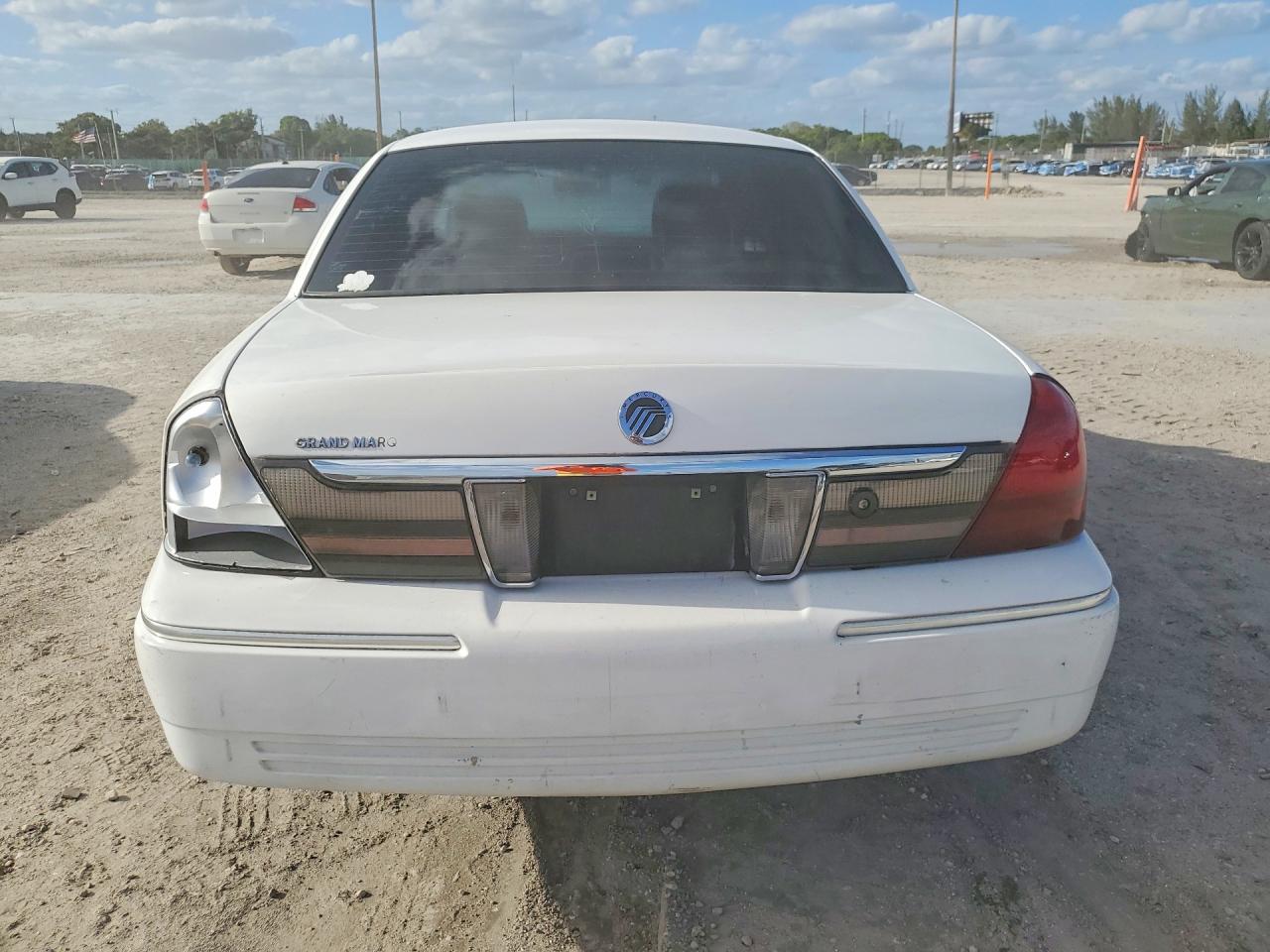 2011 Mercury Grand Marquis Ls White vin: 2MEBM7FV9BX611317