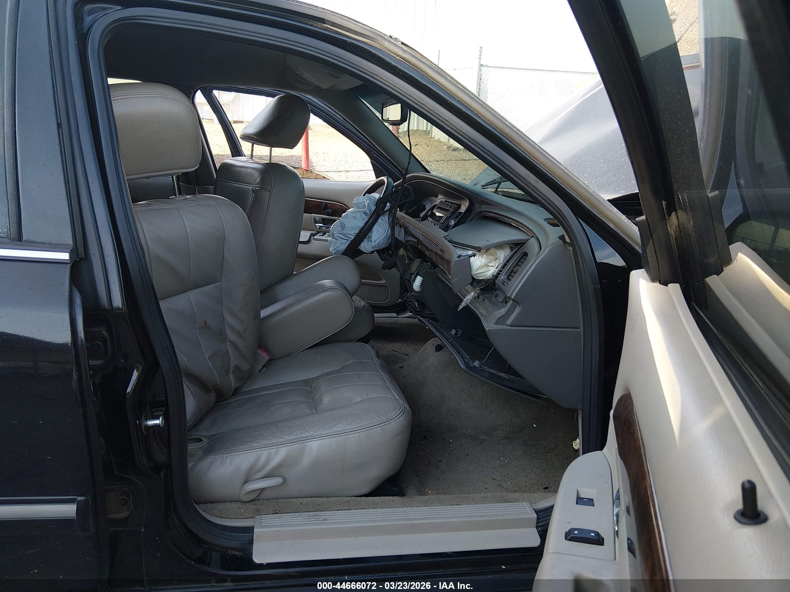 2010 Mercury Grand Marquis Ls (fleet Only) Black vin: 2MEBM7FVXAX600132