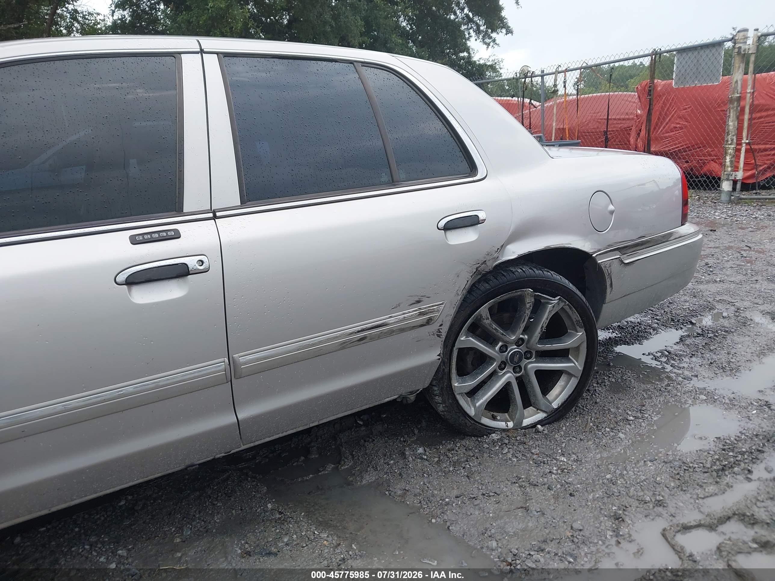 2010 Mercury Grand Marquis Ls (fleet Only) Silver vin: 2MEBM7FVXAX612216
