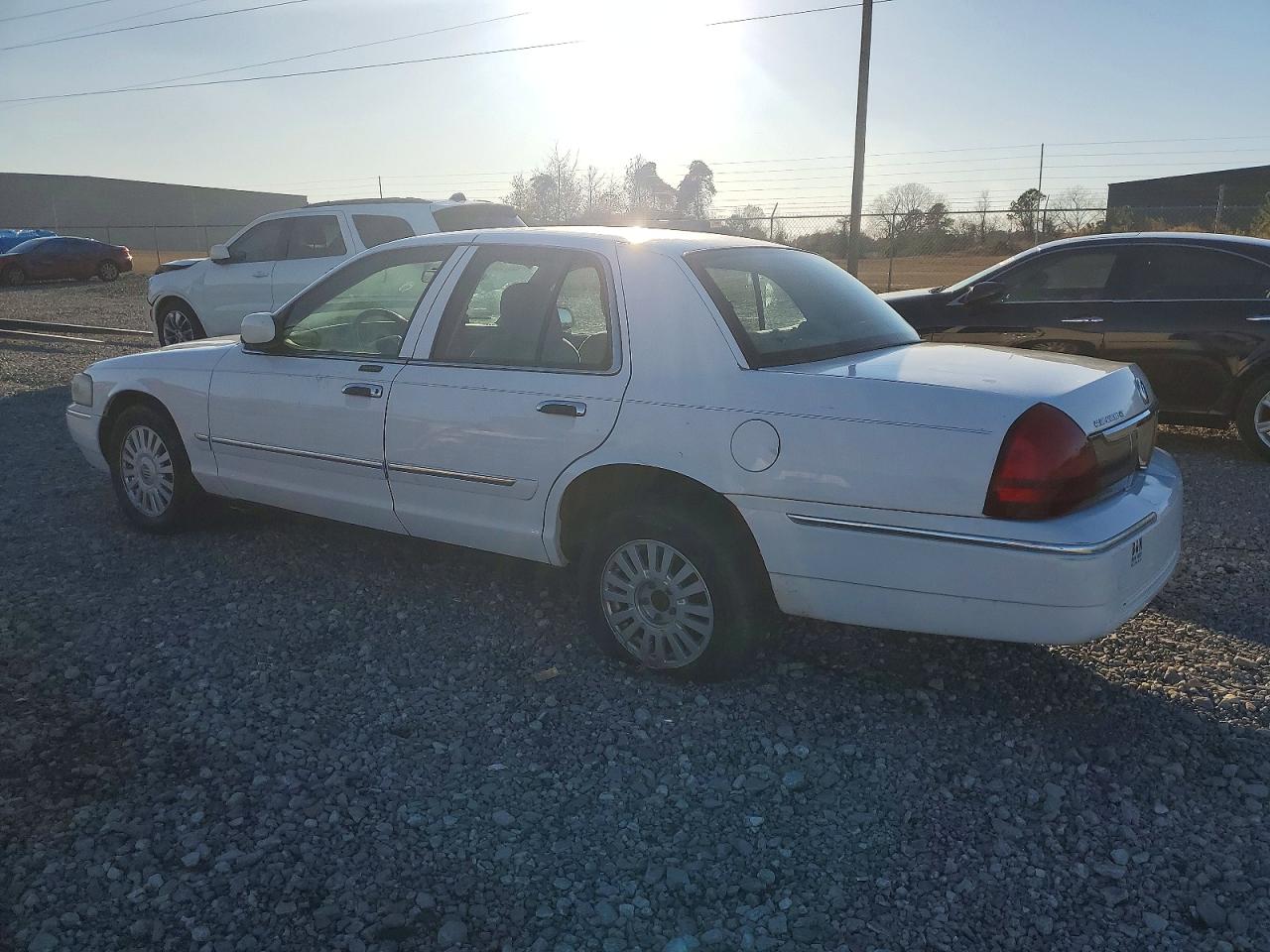 2007 Mercury Grand Marquis Gs White vin: 2MEFM74V07X603392