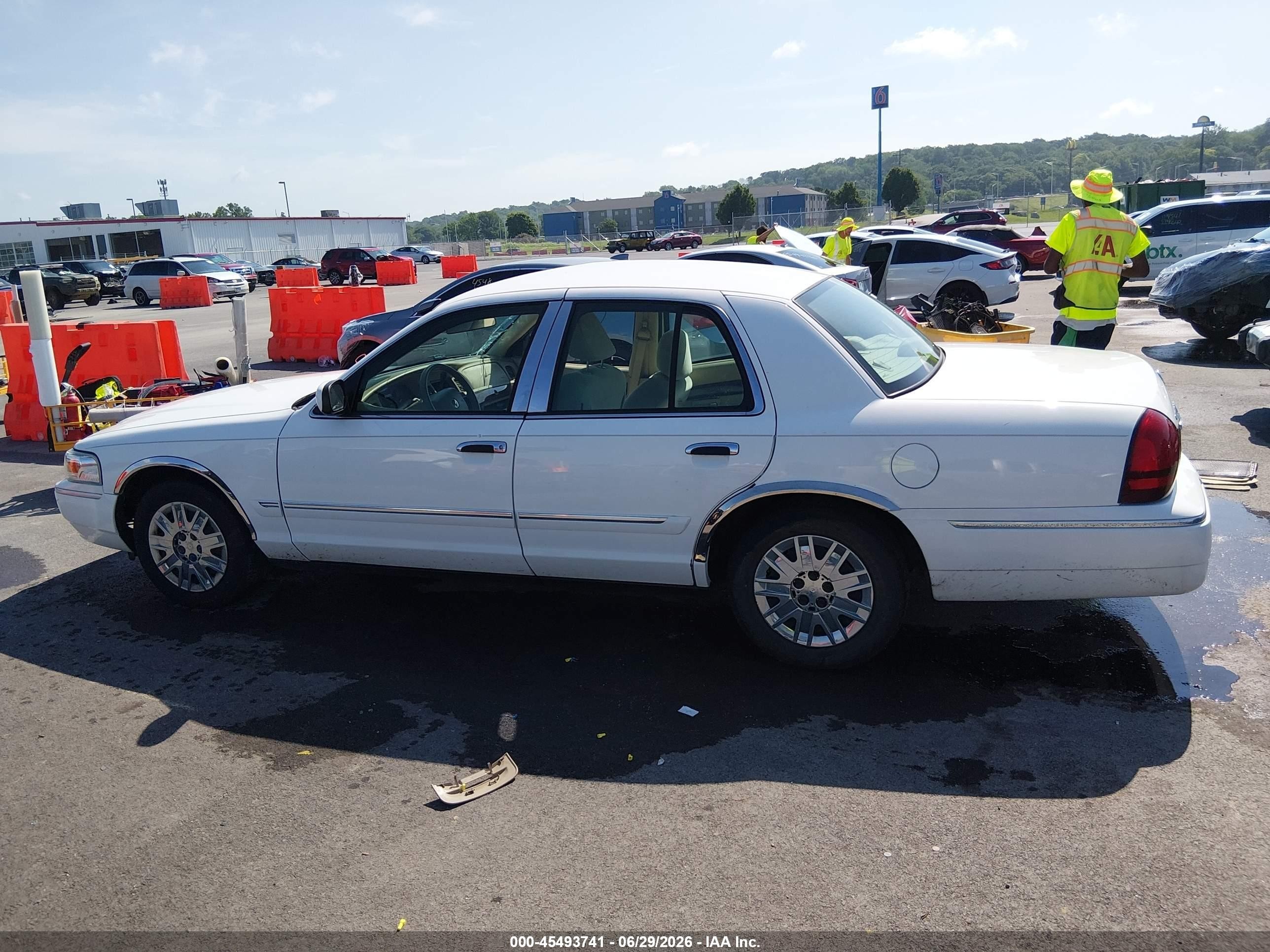 2006 Mercury Grand Marquis Gs White vin: 2MEFM74V36X612733