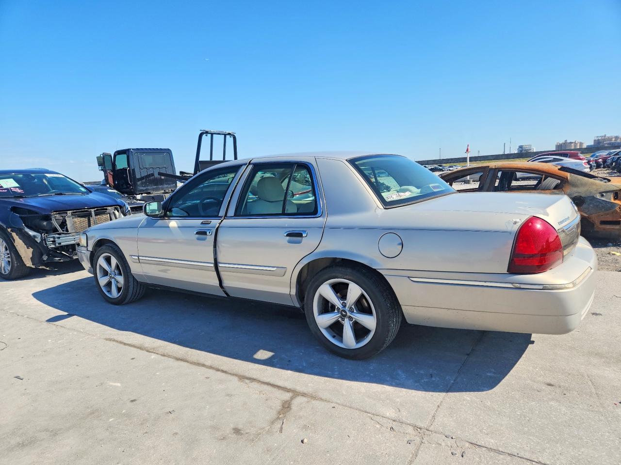 2006 Mercury Grand Marquis Gs Beige vin: 2MEFM74V36X617897