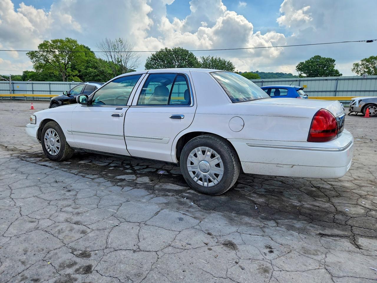 2008 Mercury Grand Marquis Gs White vin: 2MEFM74V58X663170