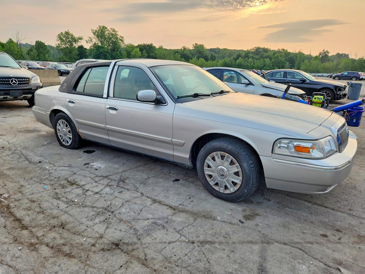 2008 Mercury Grand Marquis Gs Silver vin: 2MEFM74V78X614536