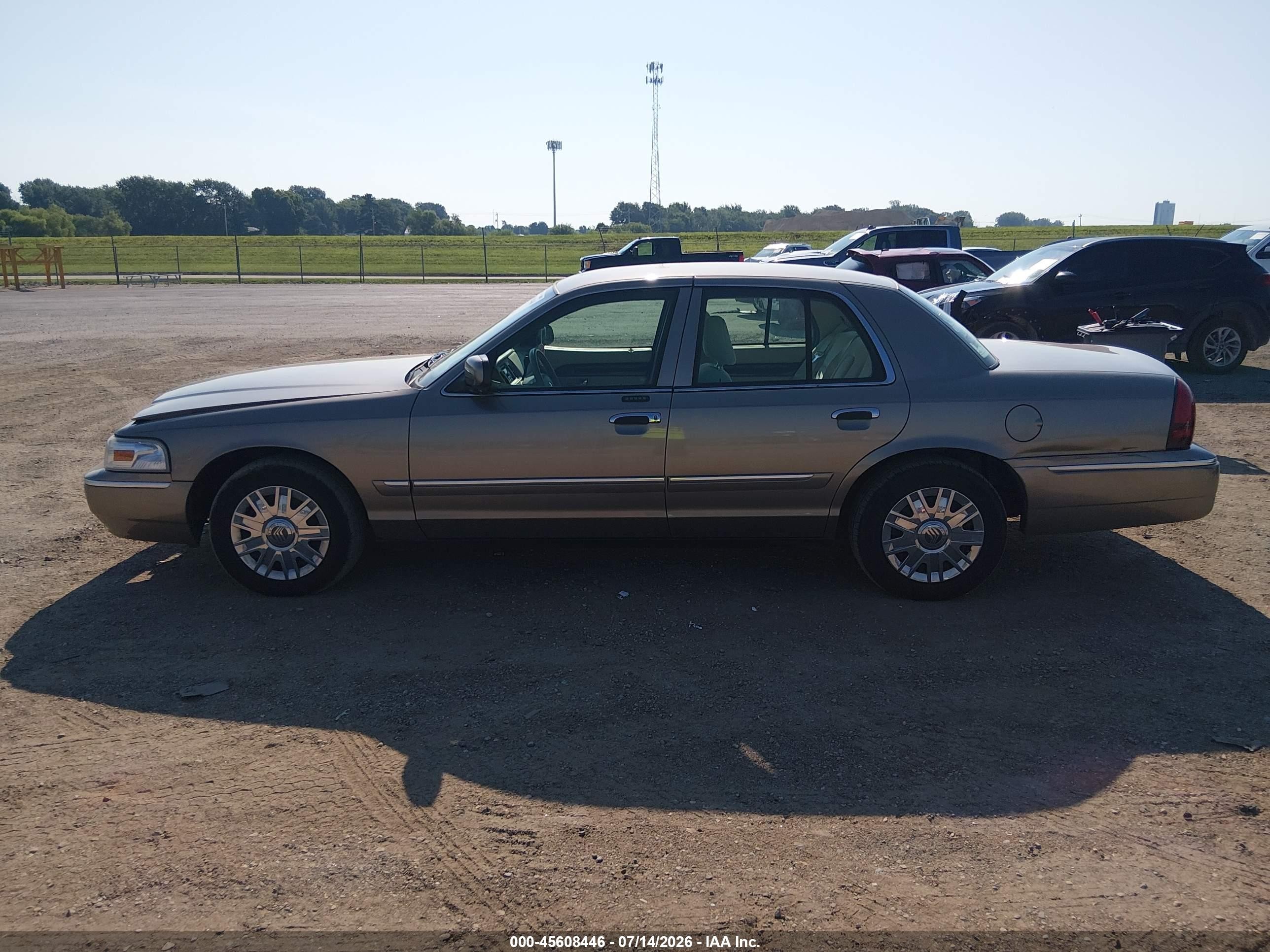 2006 Mercury Grand Marquis Gs Золотой vin: 2MEFM74V86X641063